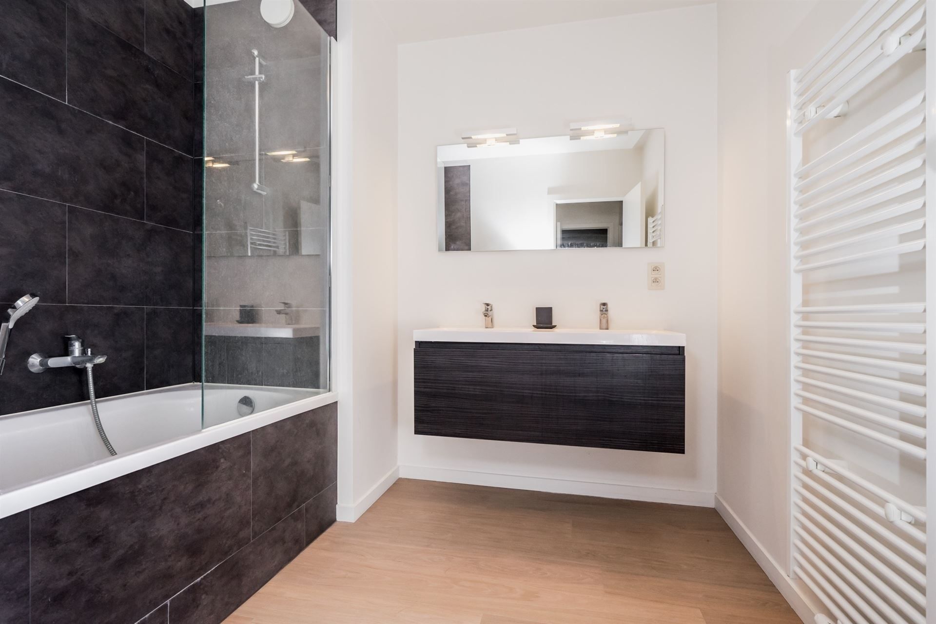 Prachtig recent 2 slaapkamer appartement in de Europese wijk foto 14