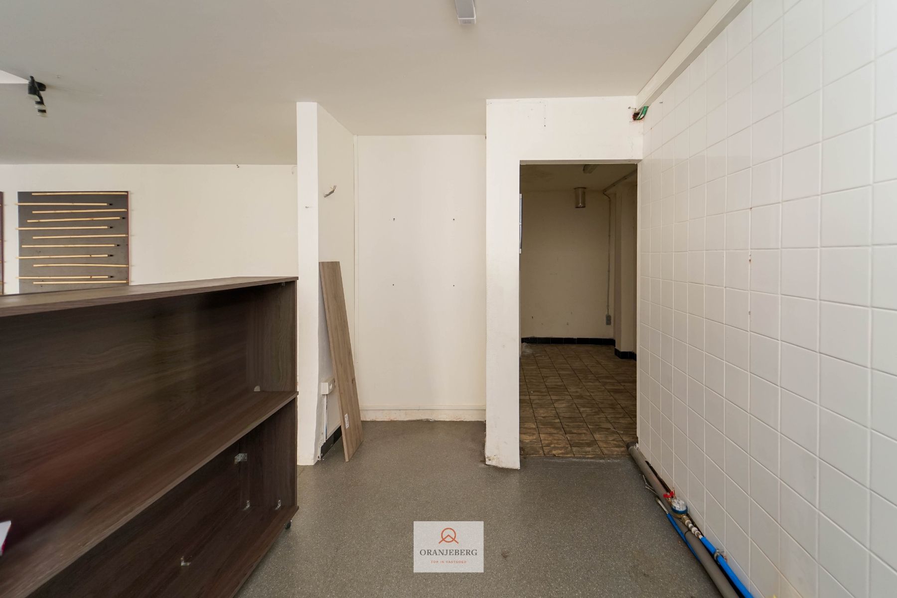 Gelijkvloers hoekpand te huur op commerciële ligging foto 13
