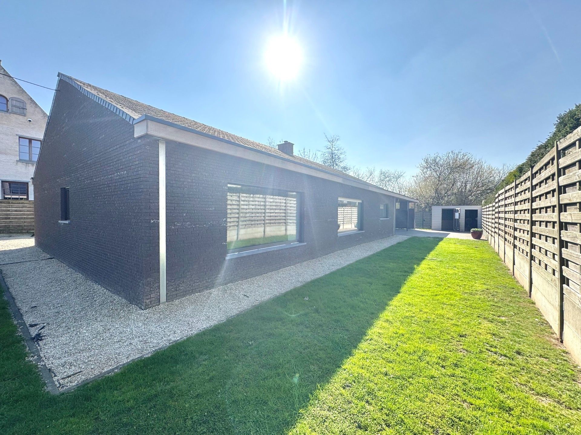 VRIJSTAANDE ENERGIEZUINIGE WONING MET GROTE GARAGE - 836 M² foto {{pictureIndex}}