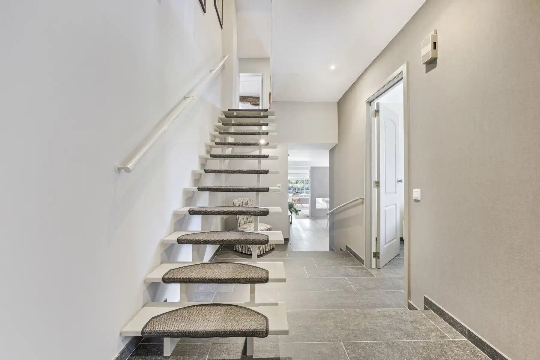 Ruime karakterwoning met 6 kamers, 3 badkamers en tuin foto 37