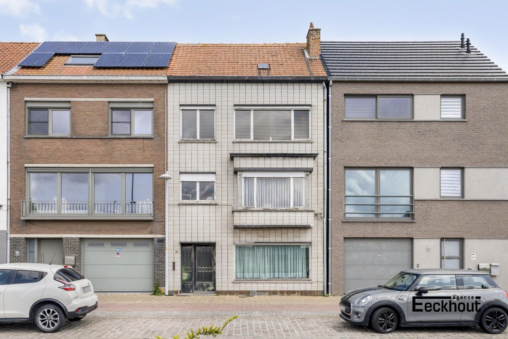 Hoofdfoto van de publicatie: Ruime te renoveren woning met achterliggende atelier/garage en open zicht op kanaal Oostende - Brugge