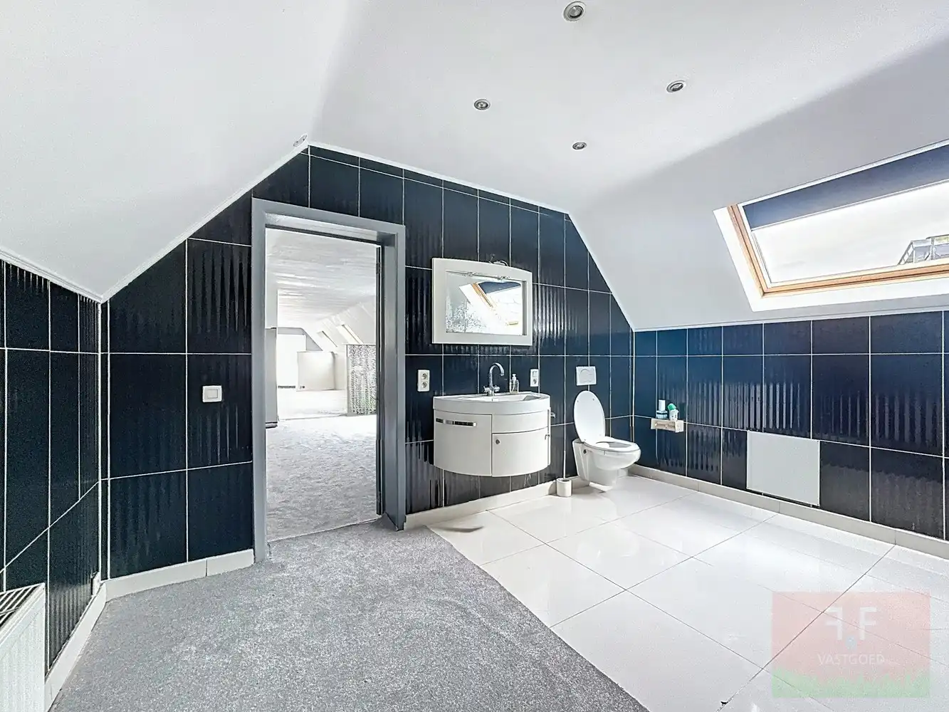Loft op 1ste verdieping met 2 slaapkamers, zonneterras en een carport foto 8