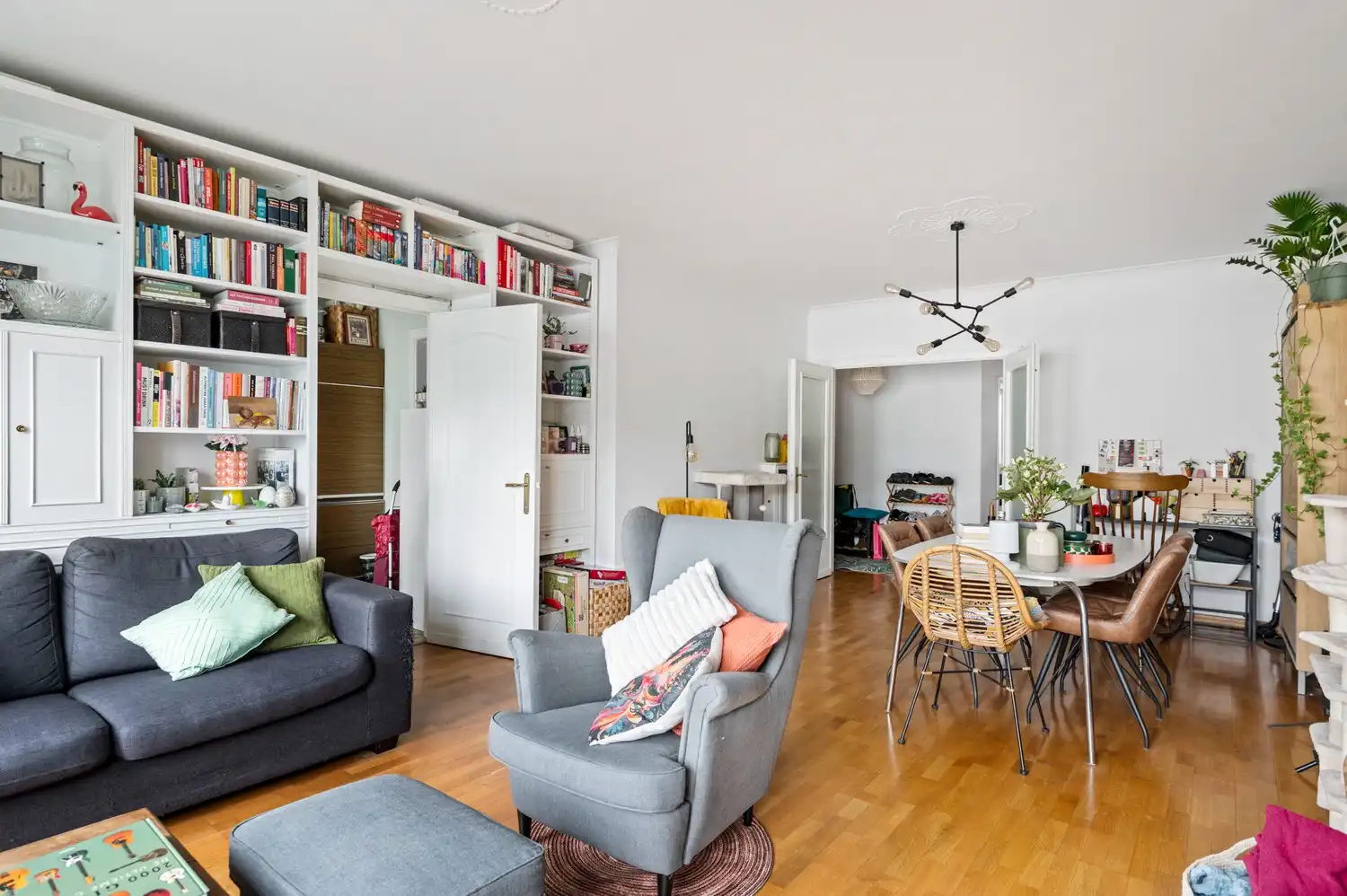 Appartement met 2 slaapkamers en kelderberging op de 3de verdieping in het centrum van Deurne! foto 3