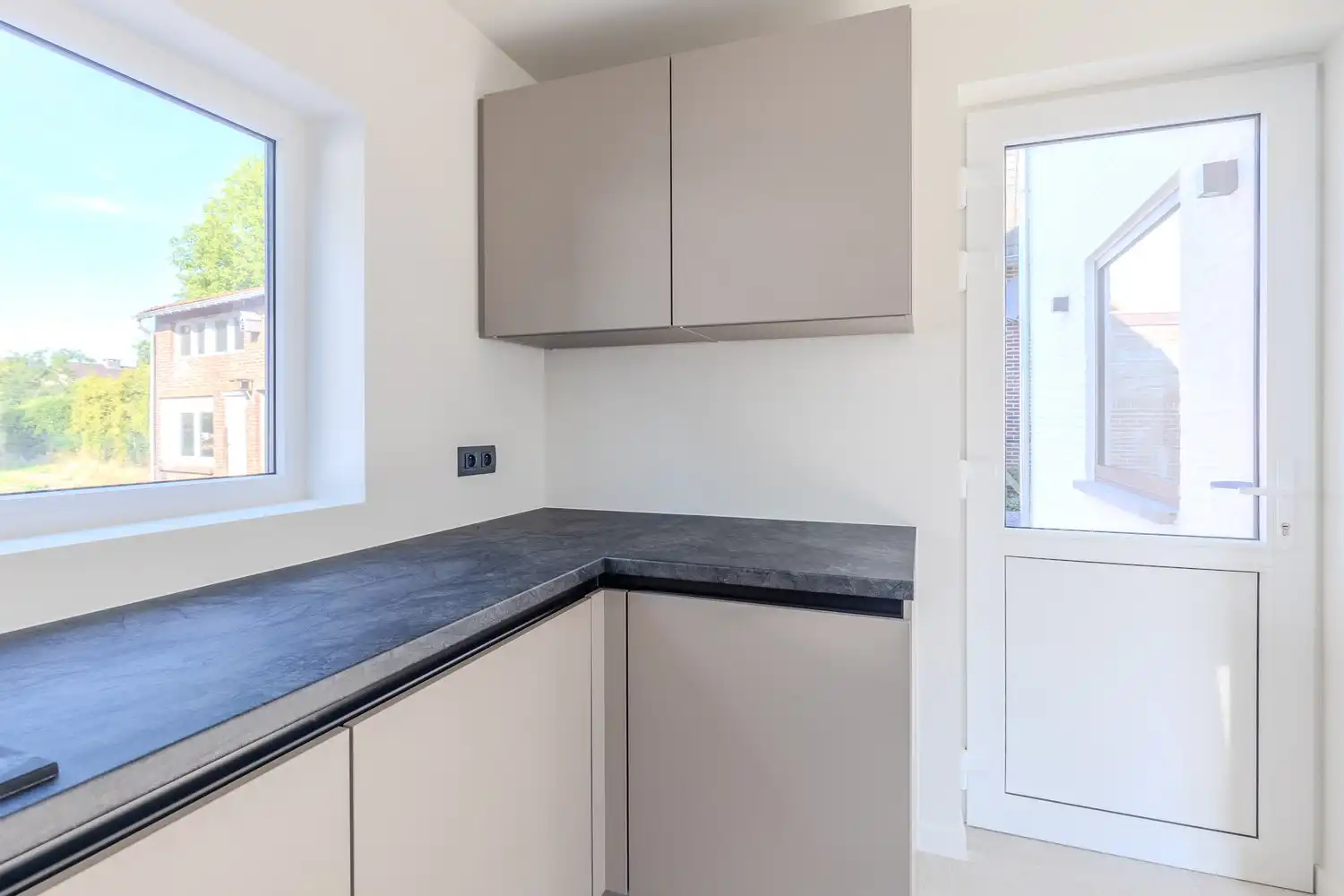 Volledig gerenoveerde huurwoning met drie slaapkamers en ruime tuin op toplocatie in Rekem foto 19