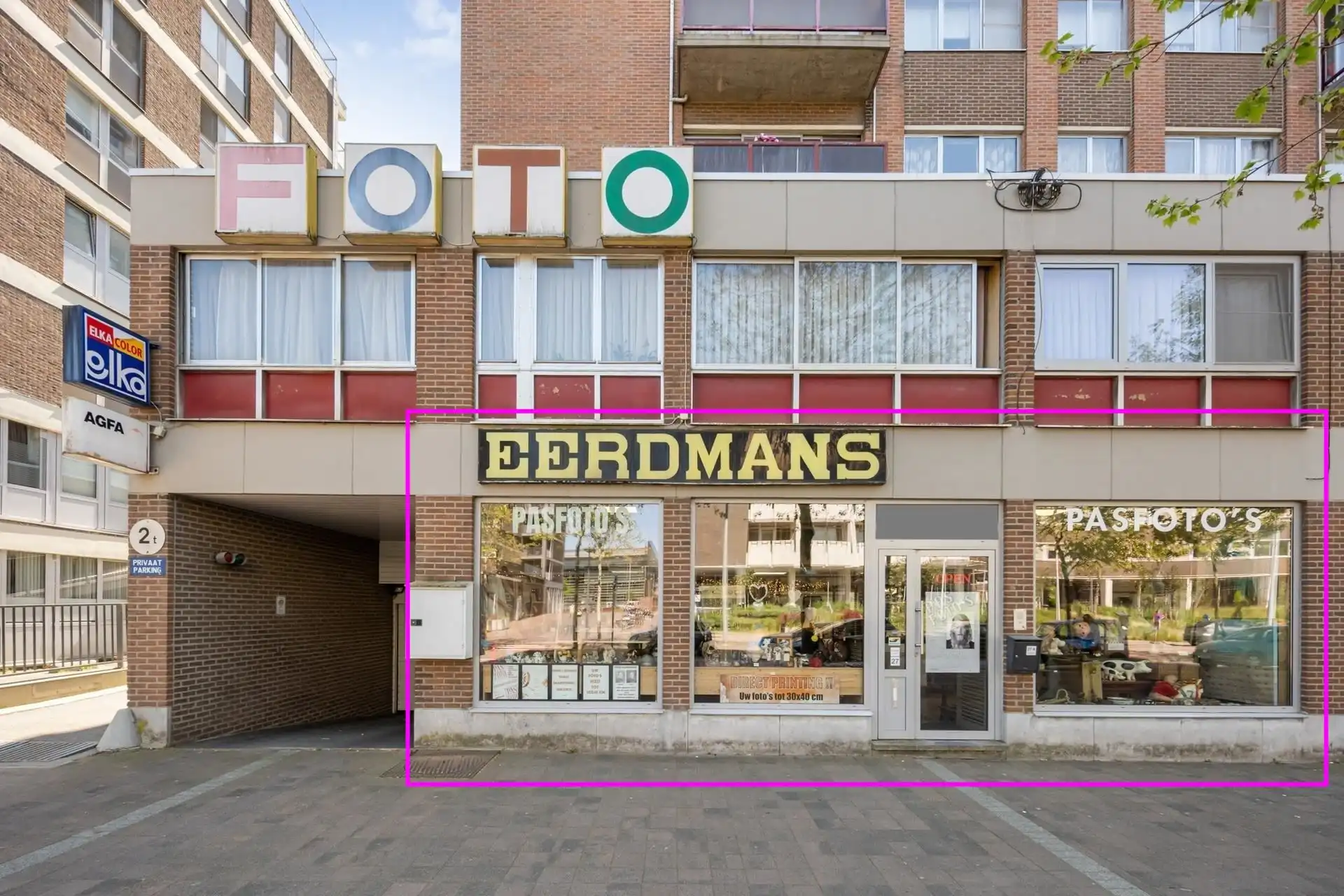 Gelijkvloers handelspand met overdekte parkeerplaats en kelder foto 2