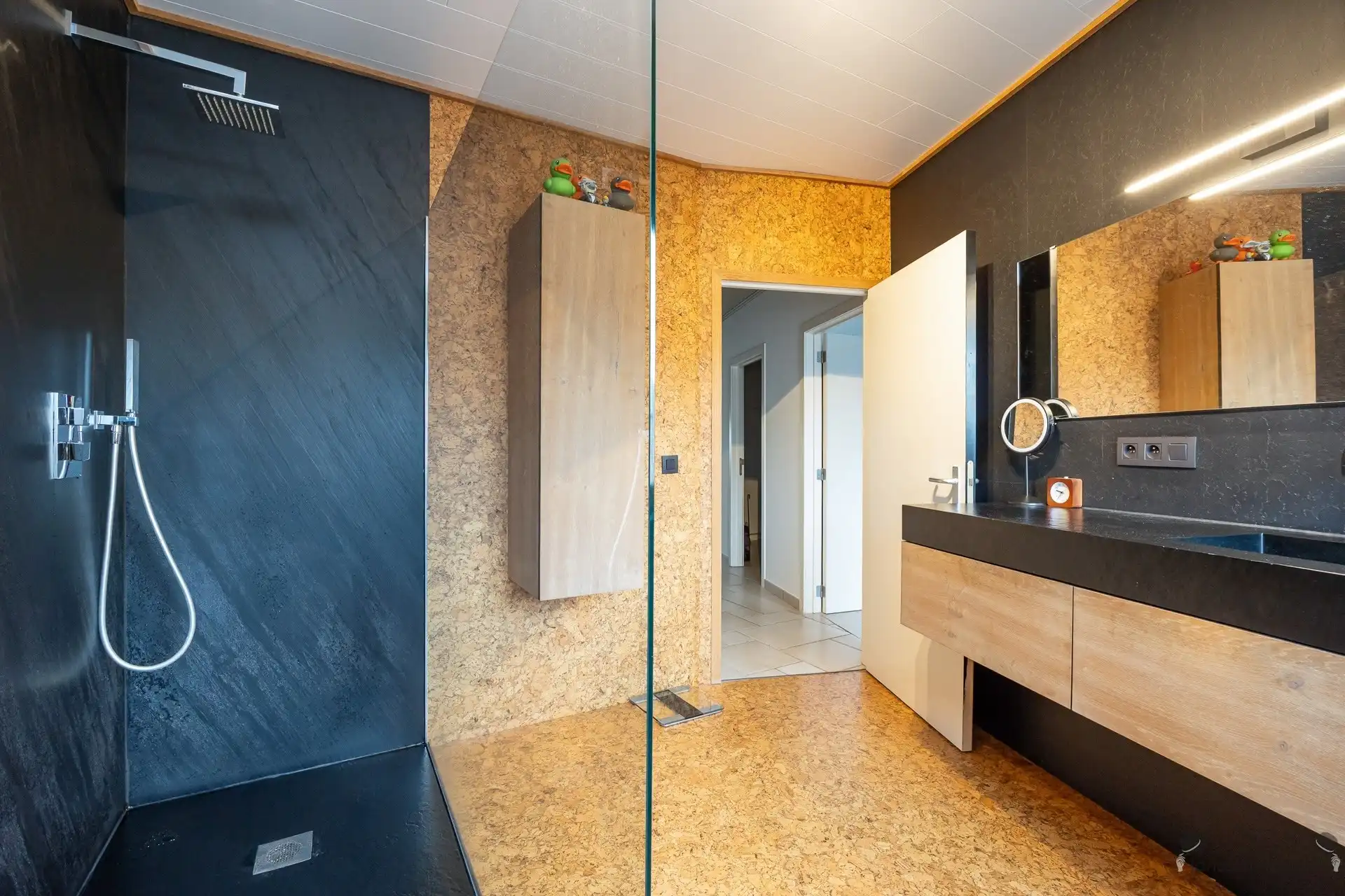 Ruime woonst met tuin en terras foto 21