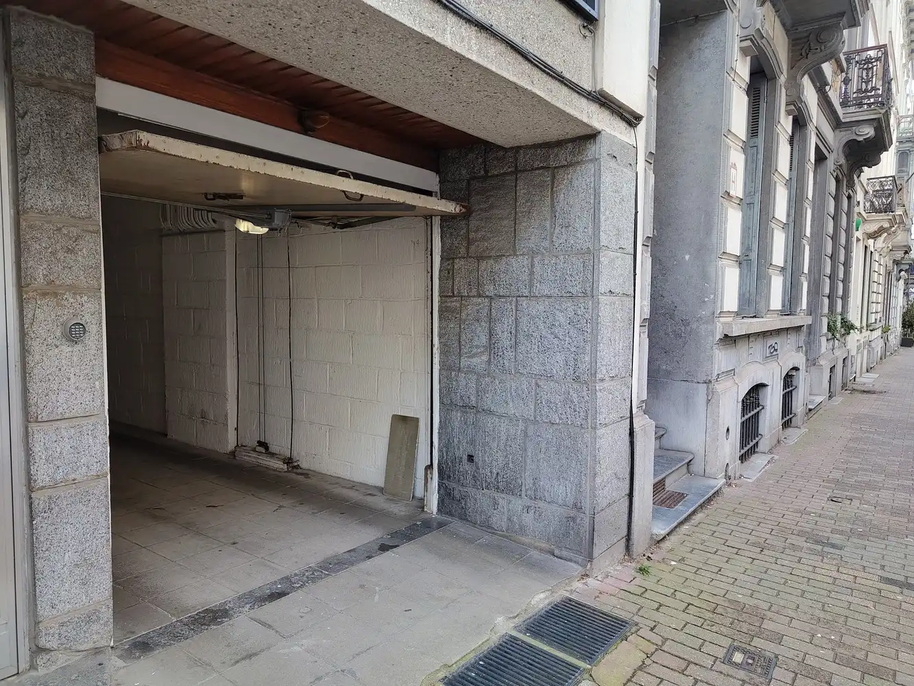 Overdekte staanplaats in gemeenschappelijke garage centraal gelegen tussen Avenue Louise en Hallepoort foto 3