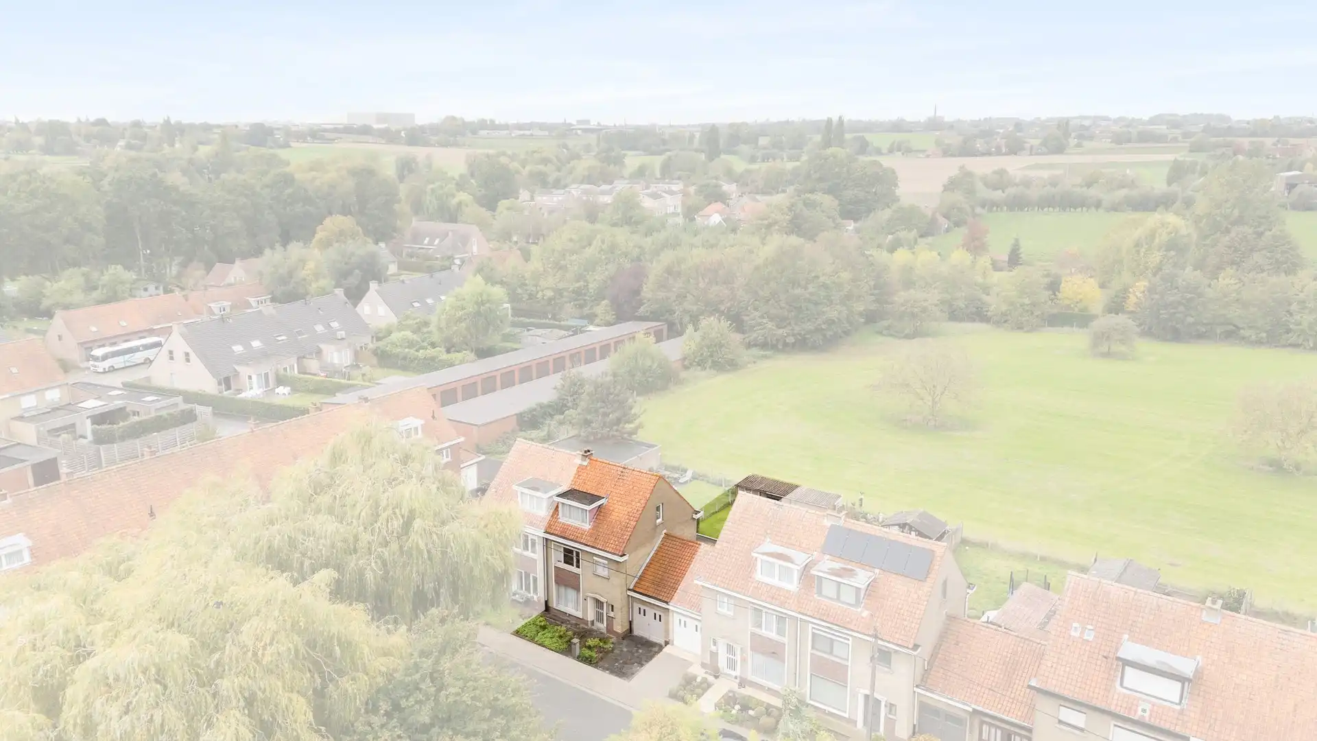 Zeer ruime kloeke woning met grote tuin! foto 35