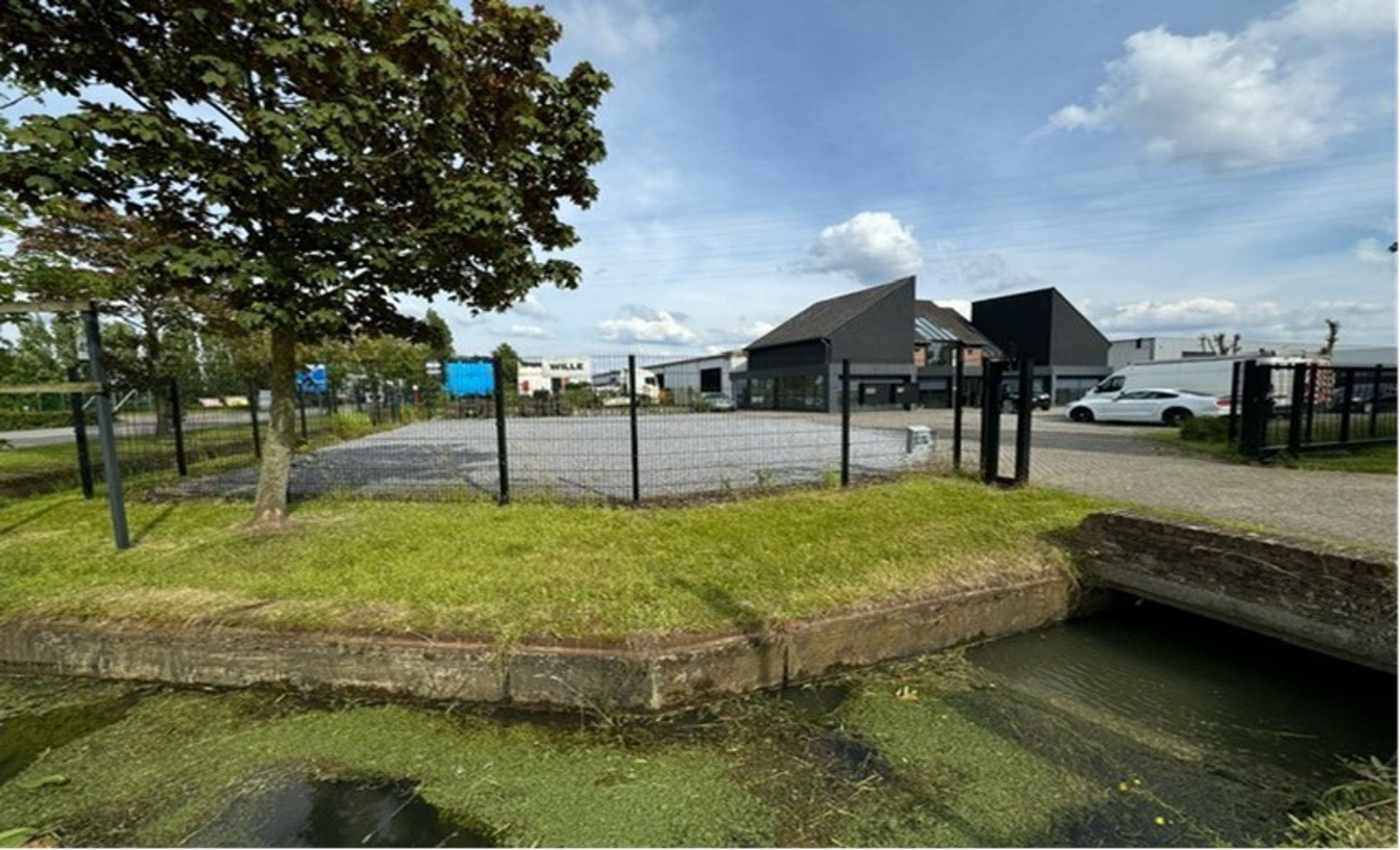 Verhard terrein + kantoor en woonst te koop foto 3