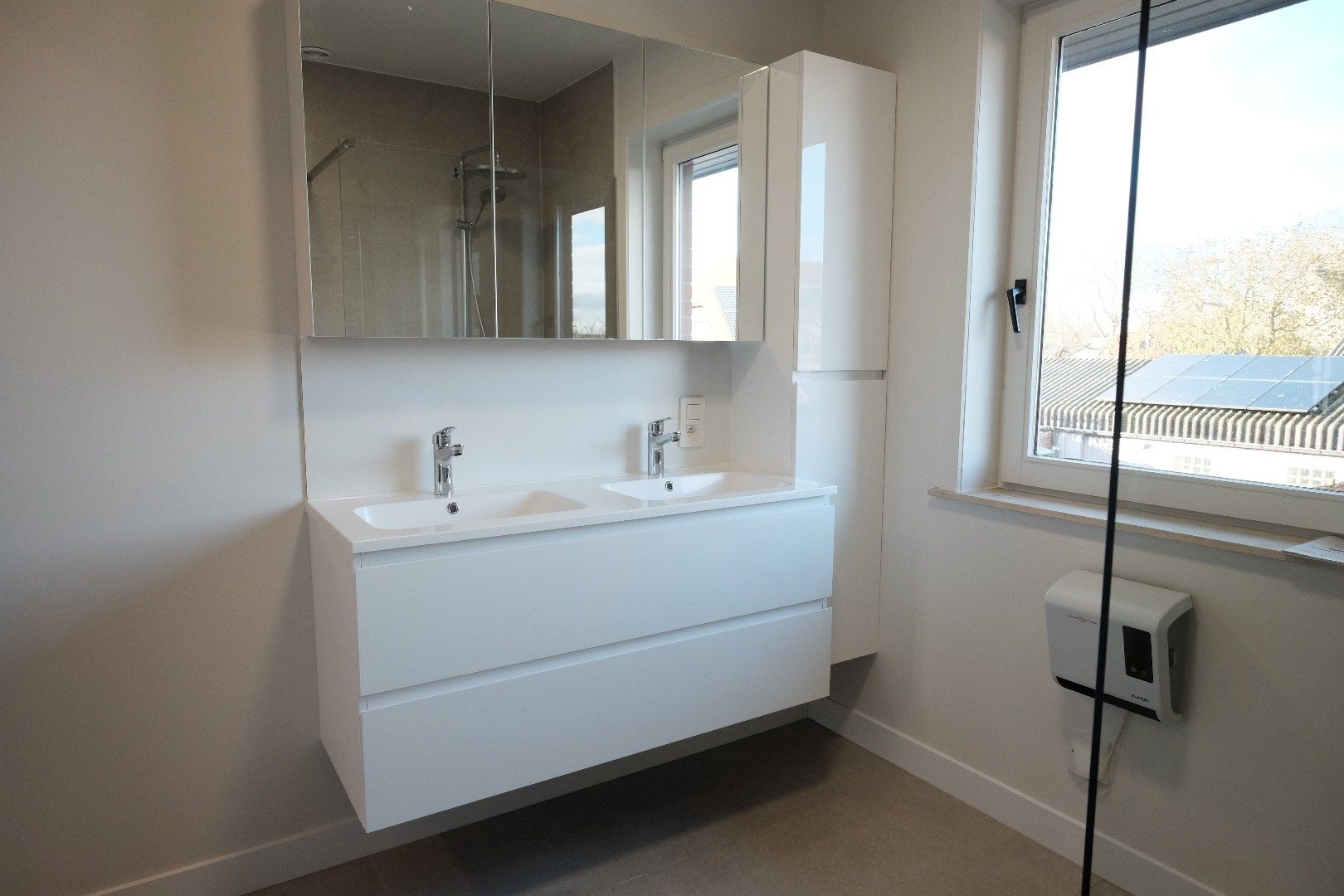 Vernieuwde rijwoning met tuin en grote garage foto 12