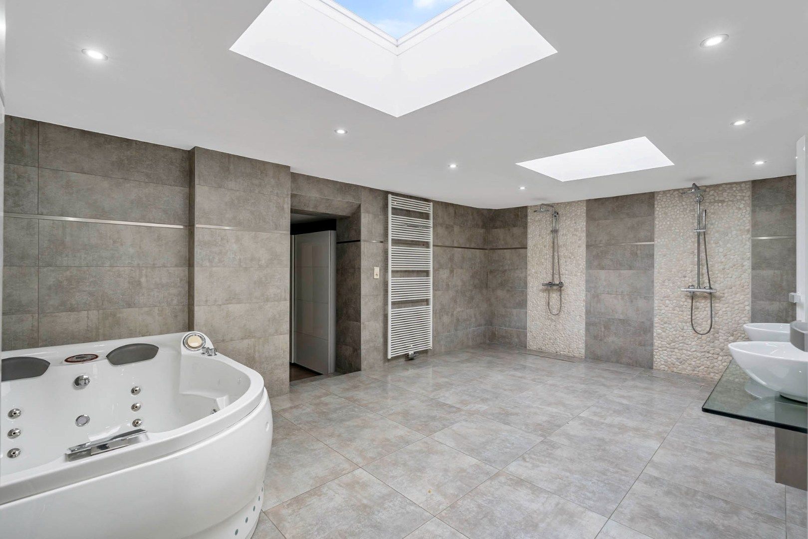 Bedrijfsgebouw met kantoren, magazijnen en woonst - groot 2580 m² foto 35