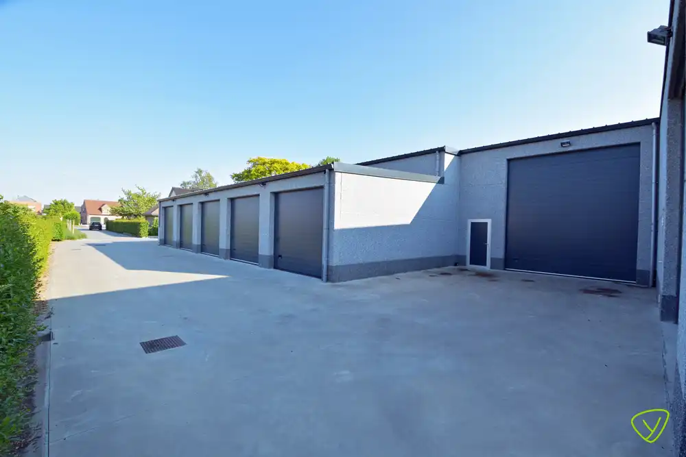 Instapklaar magazijn nabij de Dorpskern van Watervliet met ruime inrijpoort foto 2