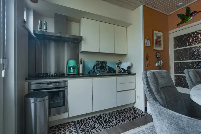 Rustig gelegen woning met 3 slaapkamers en tuinterras op een steenworp van het albertpark en de Leieboorden. foto 6