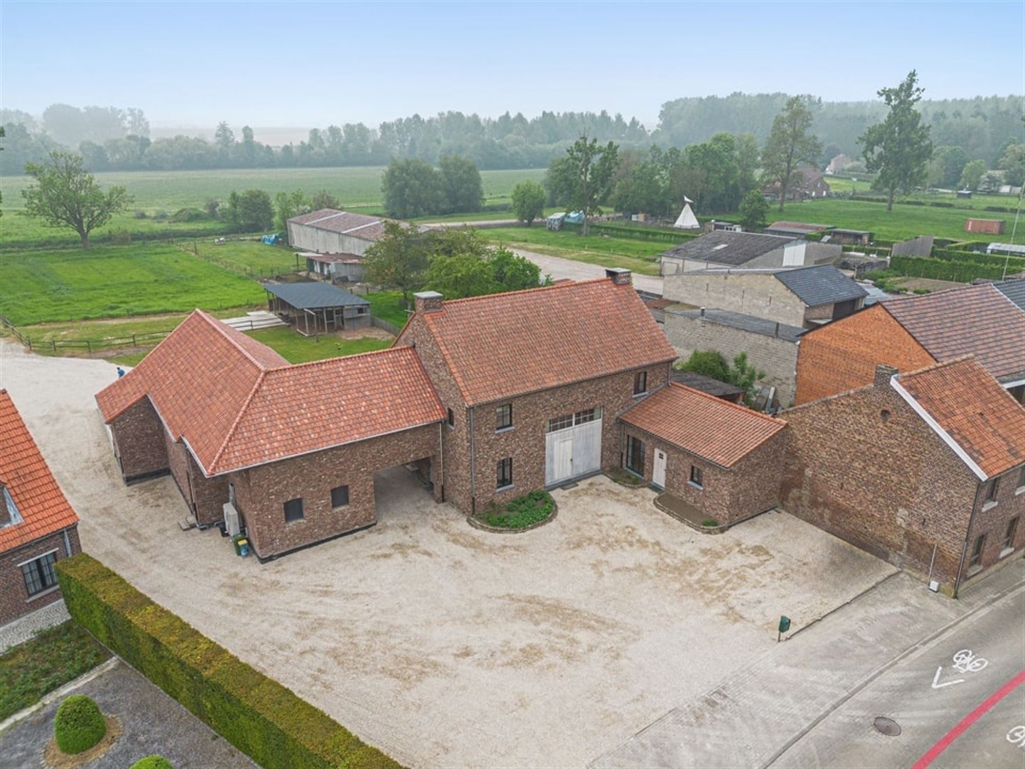 UNIEKE LANDELIJKE GEZINSWONING MET BIJBOUW VAN 320M² OP PRACHTIG PERCEEL  foto 2