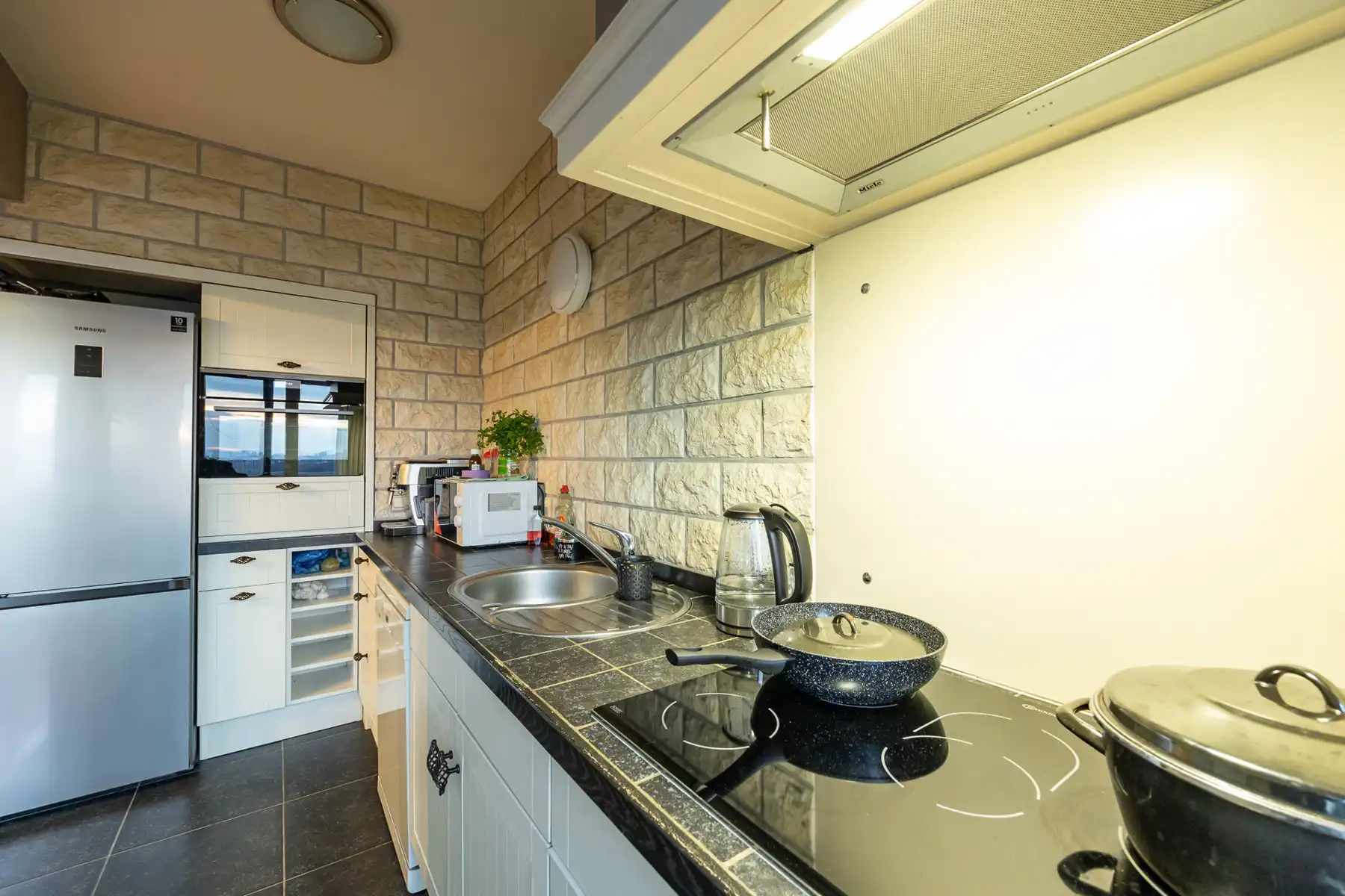 Volledig instapklaar één-slaapkamerappartement nabij het centrum van Merksem! foto 4