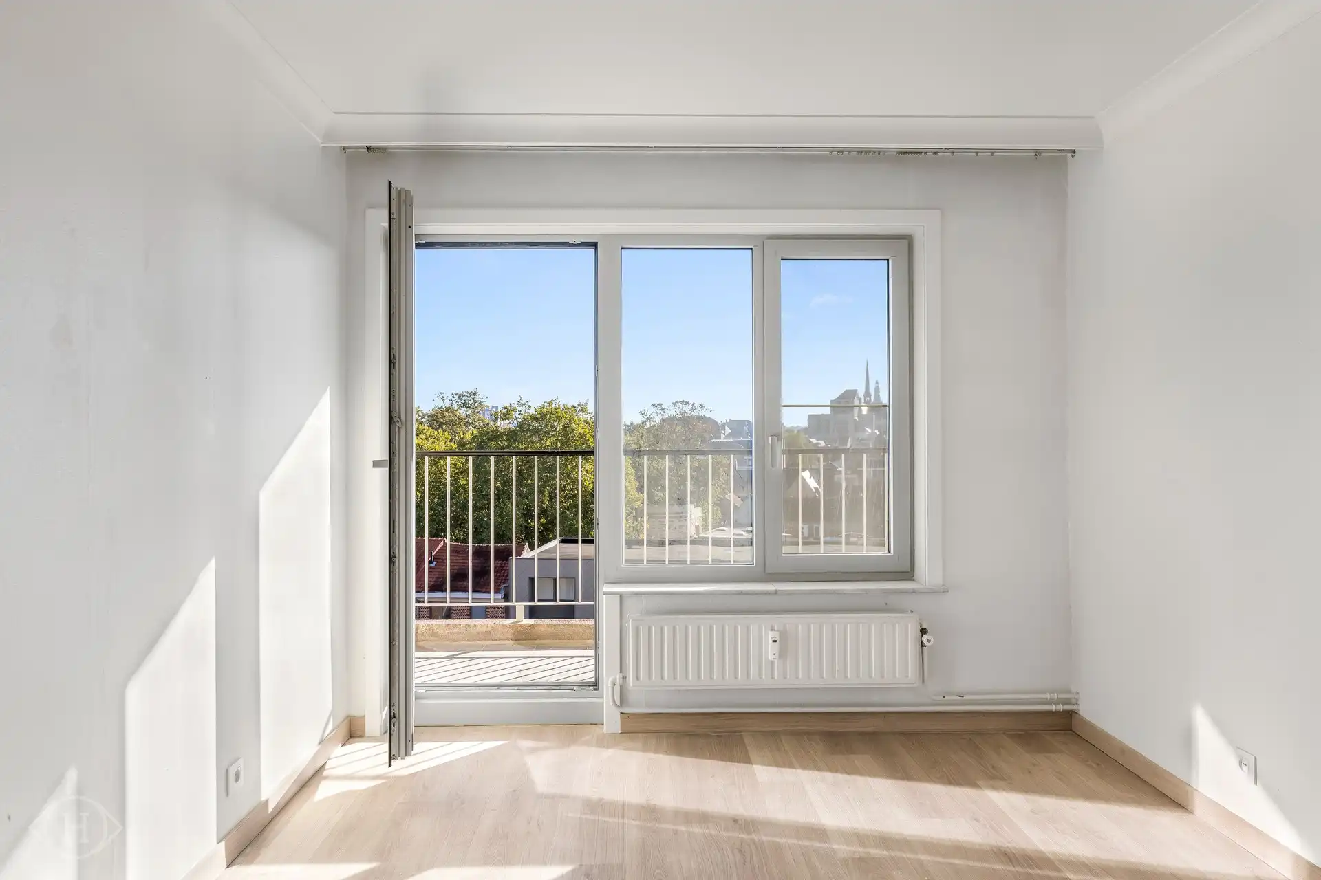 Ruim appartement met terras, parking en prachtig uitzicht foto 9
