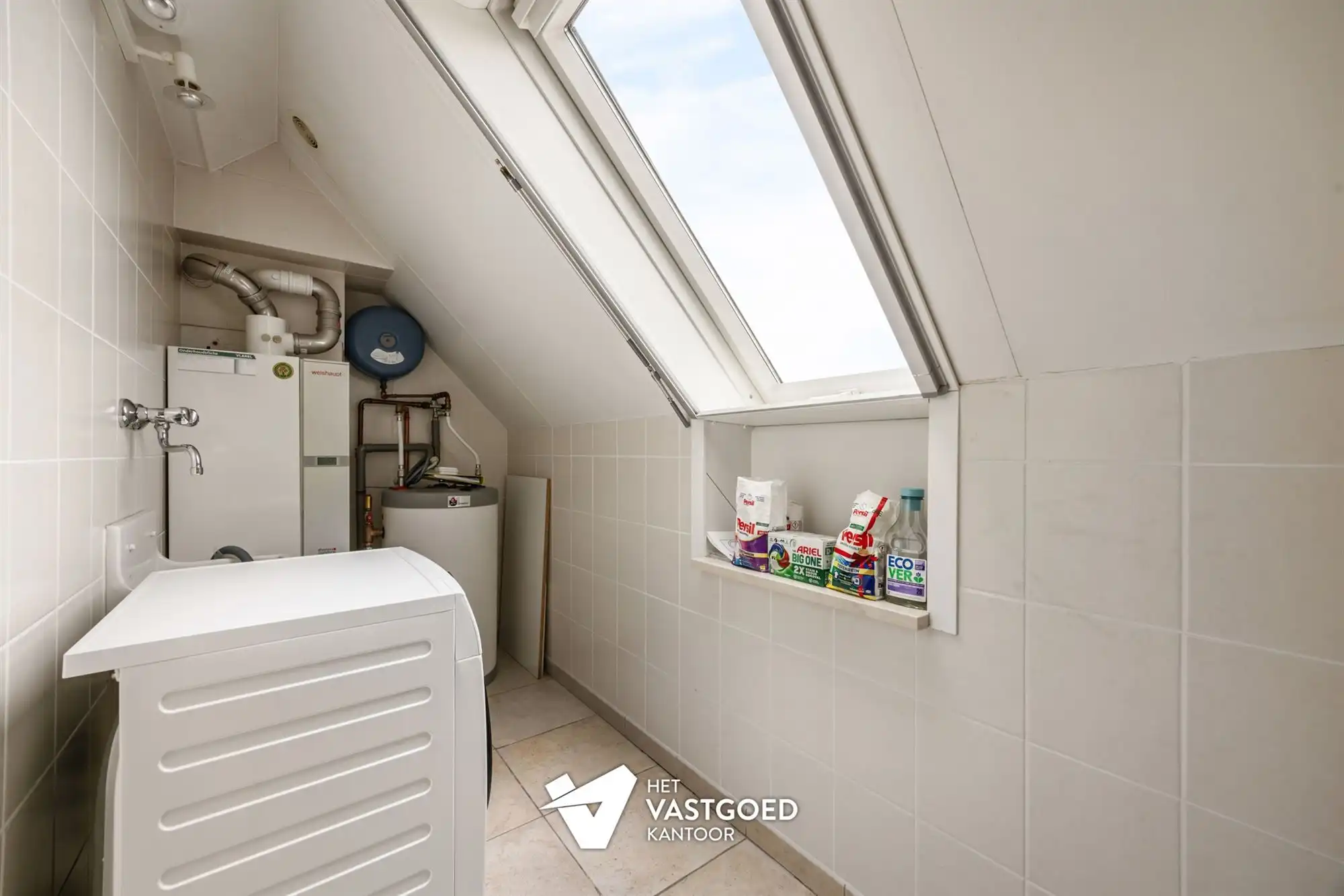 ZEER RUIM DUPLEX APPARTEMENT MET BIJHORENDE AFGESLOTEN GARAGEBOX EN 2 STAANPLAATSEN IN HET CENTRUM VAN OOSTHAM foto 16
