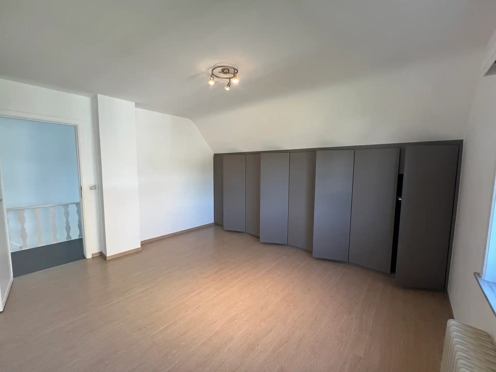 Zeer ruime woning met 4 slaapkamers nabij centrum. foto 13