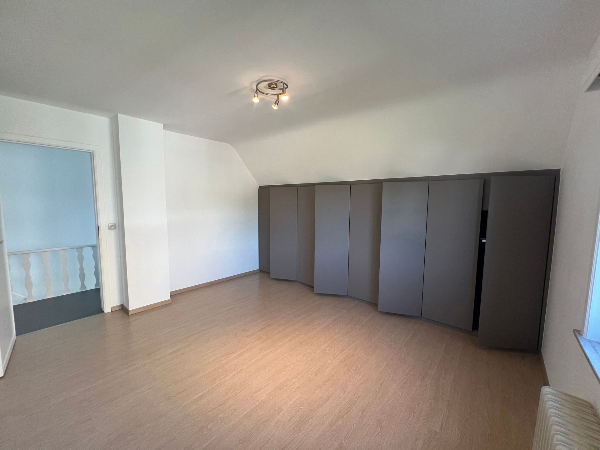 Zeer ruime woning met 4 slaapkamers nabij centrum. foto 13