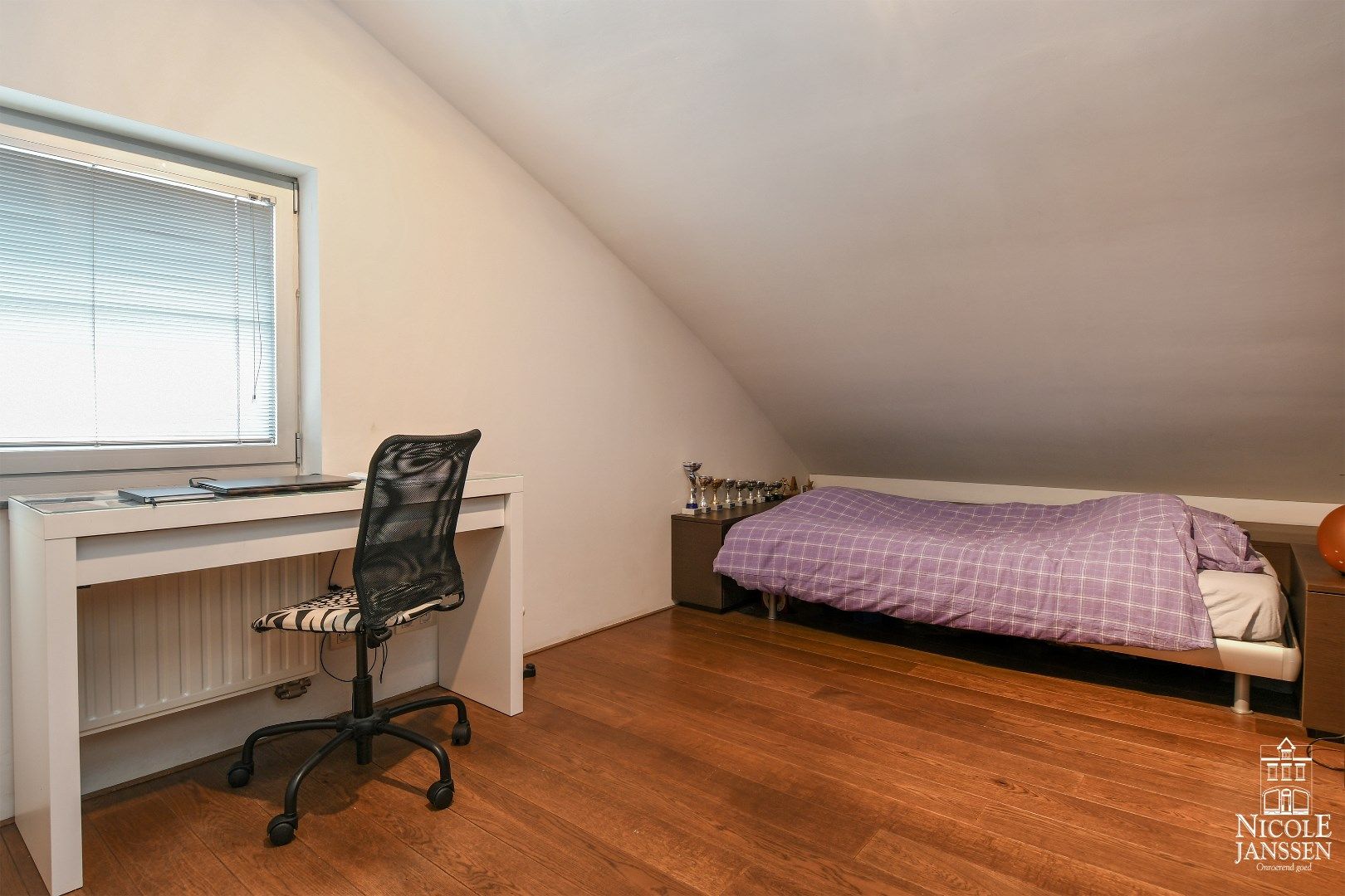 Ruime en speels ingedeelde woning met bijzondere architectuur en praktijkruimte foto 17