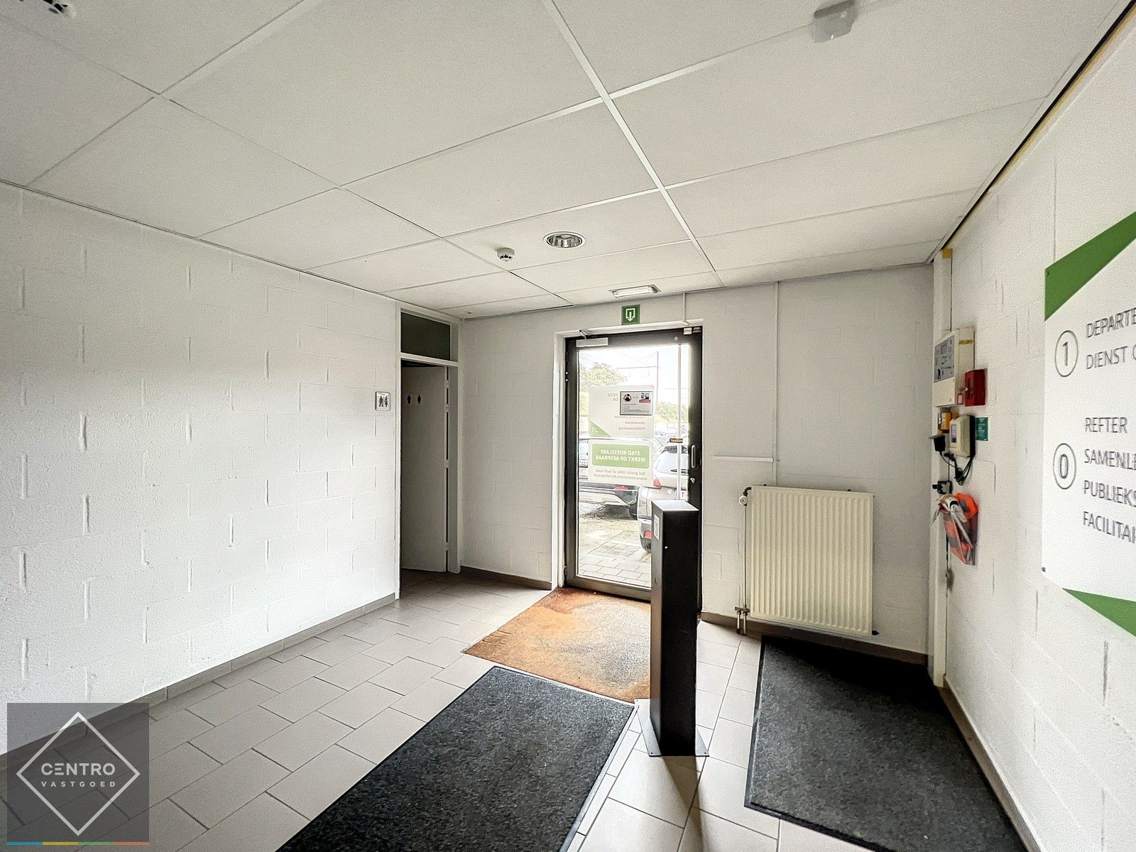 Instapklare burelen/showroom (± 1.400 m²) + opslagplaats  ( ± 2.700m²) met 4 sectionale poorten en VH van 7m te ROESELARE ! foto 12