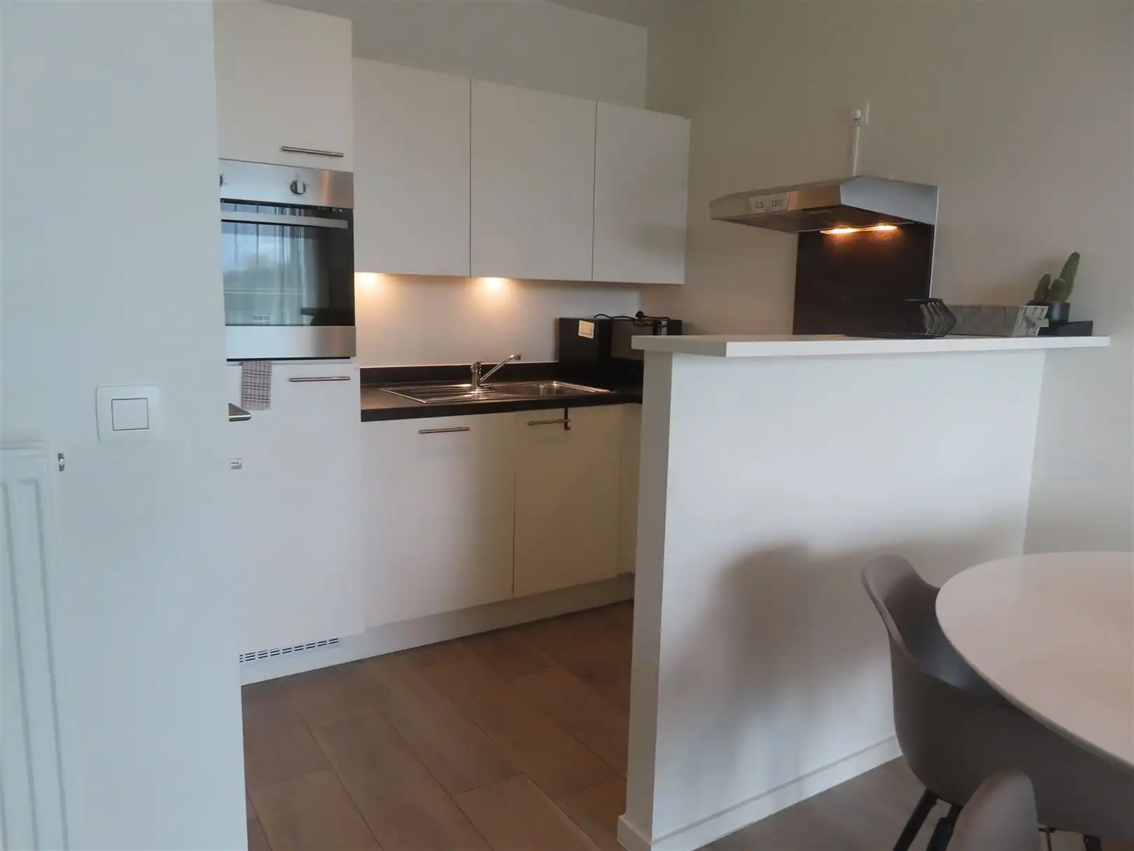 Knap gemeubeld beginners appartement met terras én parking! foto 7