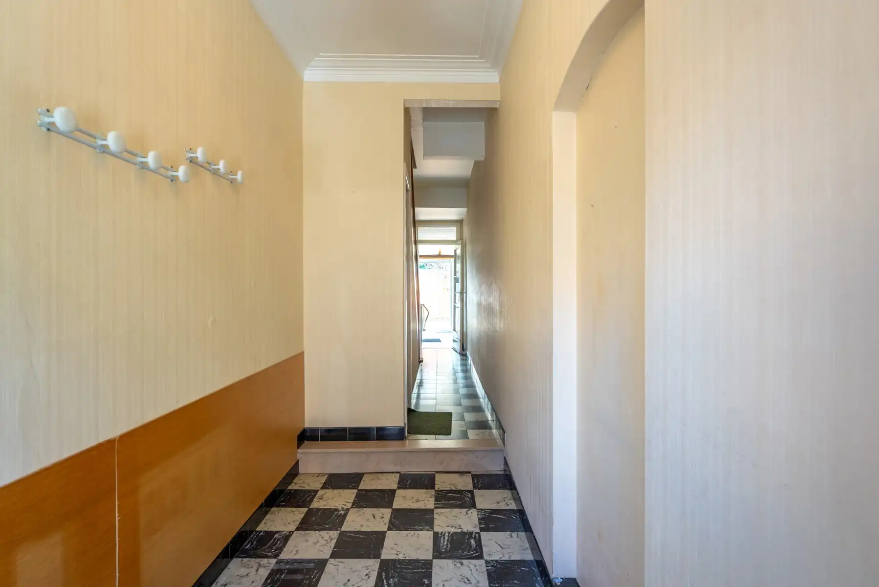 Te renoveren woning in het centrum met garage en terras! foto 8