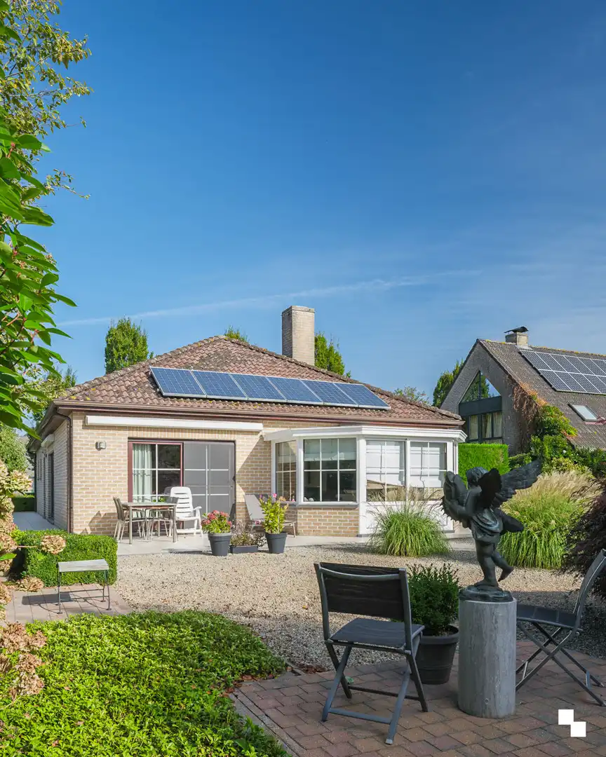 Laagbouwvilla in gegeerde straat met aangename tuin foto 19