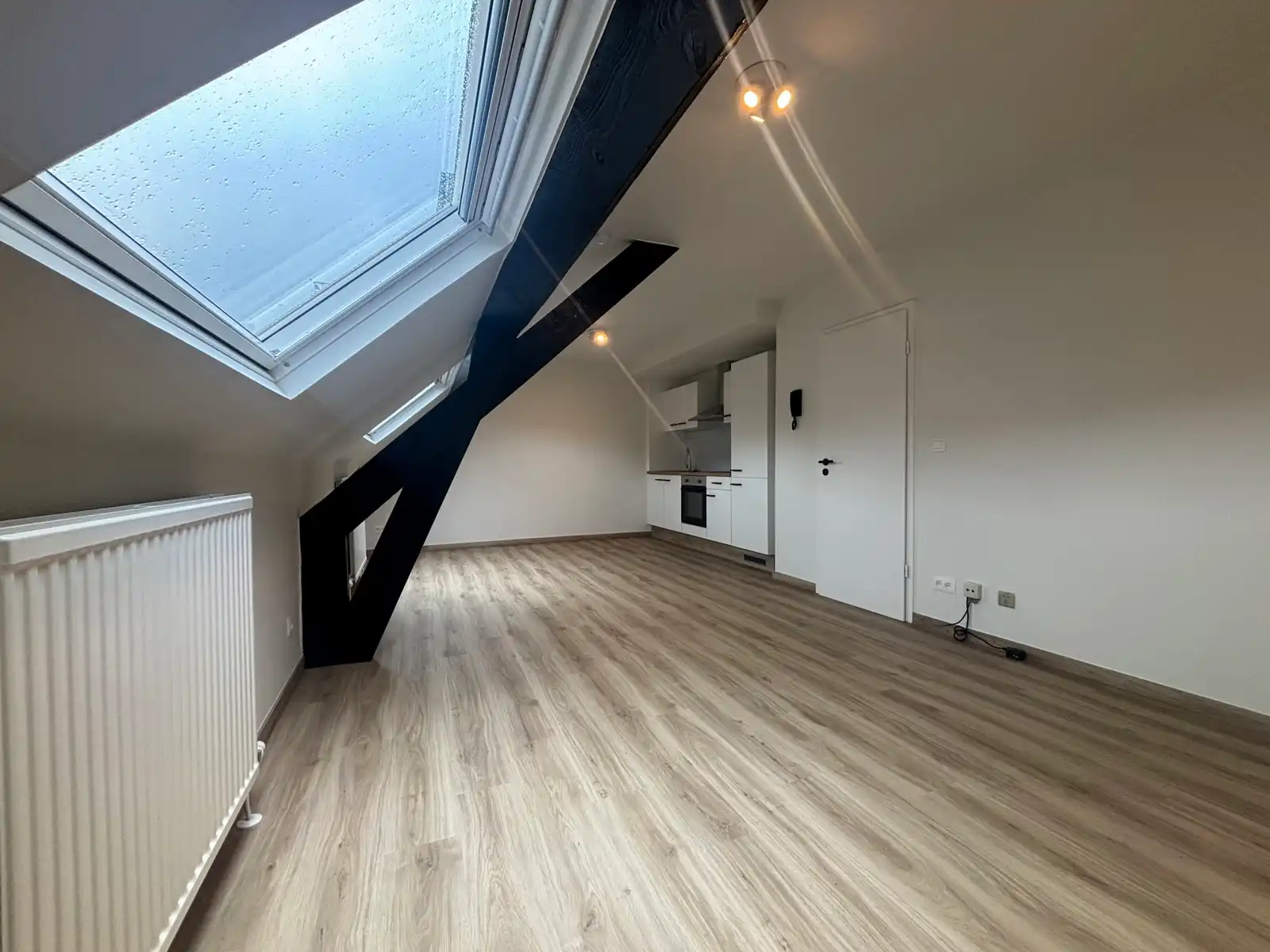 Gerenoveerd flatje te huur! foto {{pictureIndex}}