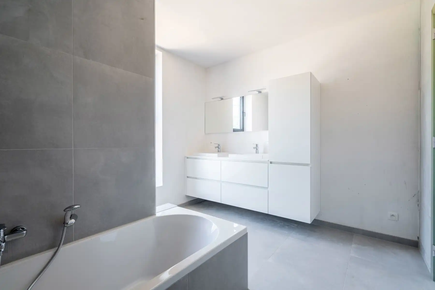 Prachtige nieuwbouwwoning in heel rustige straat te koop! foto 6