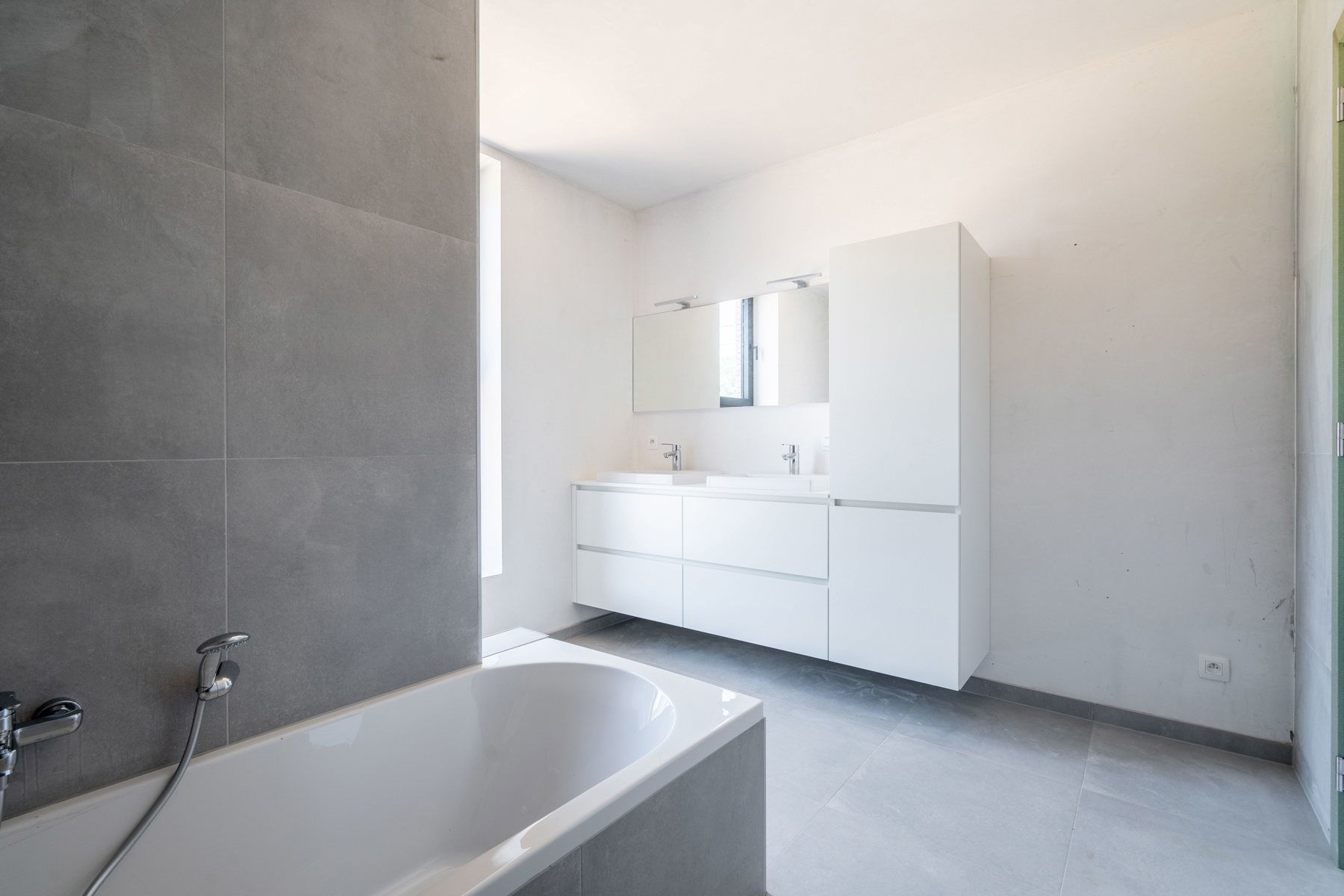 Prachtige nieuwbouwwoning in heel rustige straat te koop! foto 6