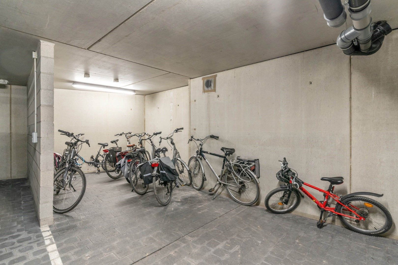 Ruim en zeer verzorgd appartement met 2 slaapkamers, terras en garage op vlakbij de kleine ring van Hasselt foto 39