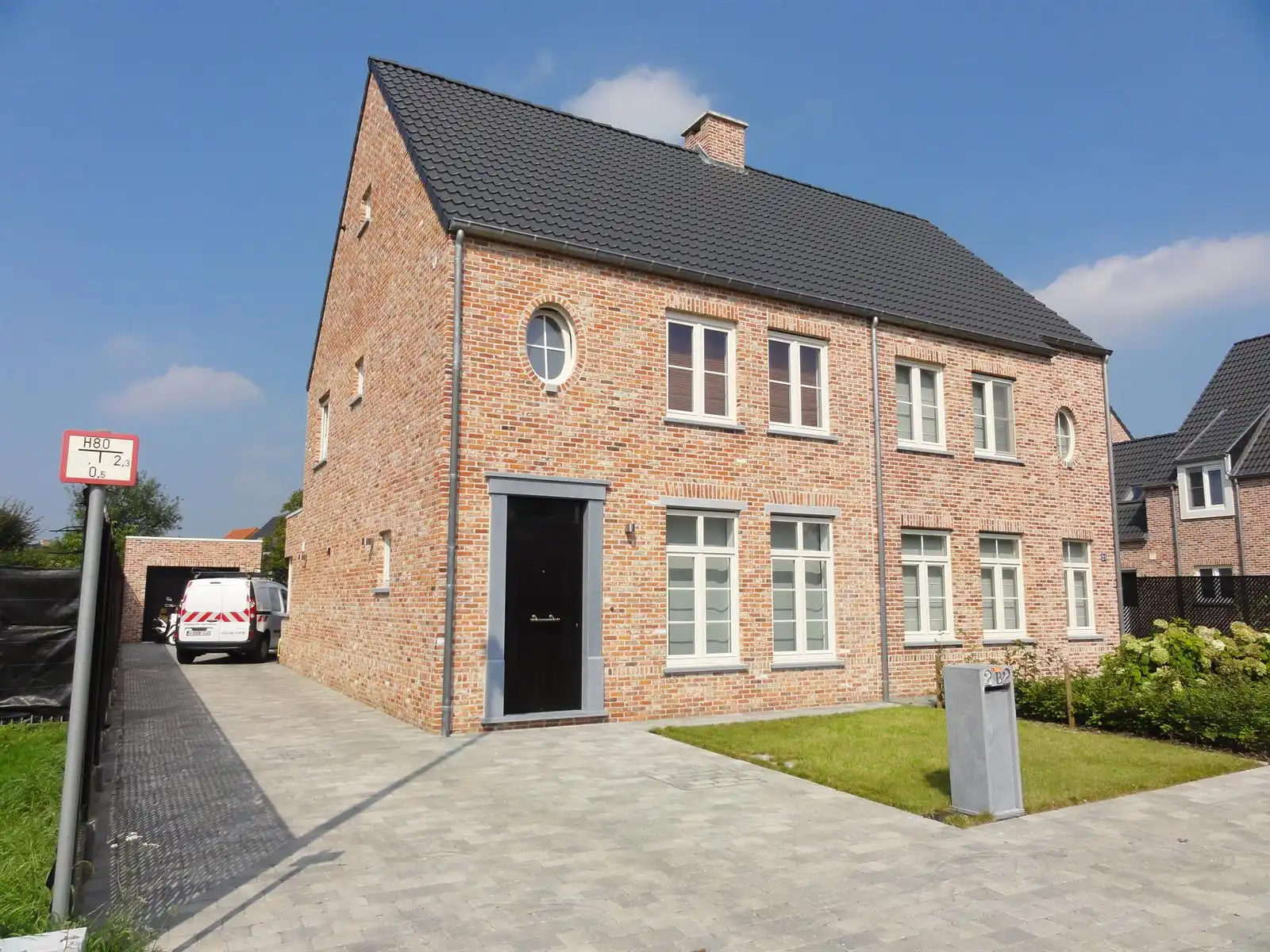 Recente woning met 3 slpks, garage en tuin van 357 m². foto {{pictureIndex}}