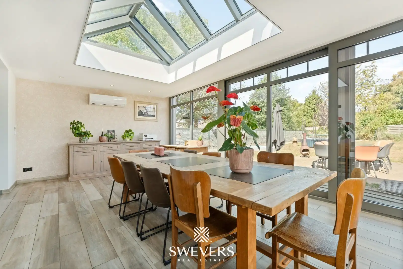 Ruime open bebouwing met nieuwe keuken en veranda foto 13