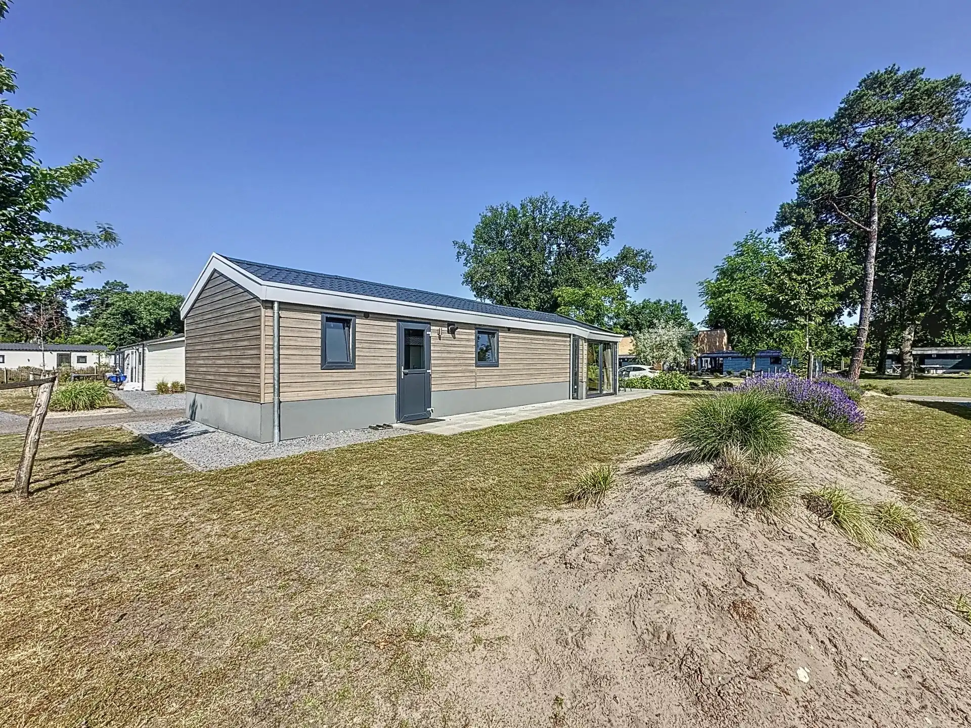 Volledig uitgeruste chalet voor 4 personen op recreatiepark Europarcs met zicht op het water. foto 2