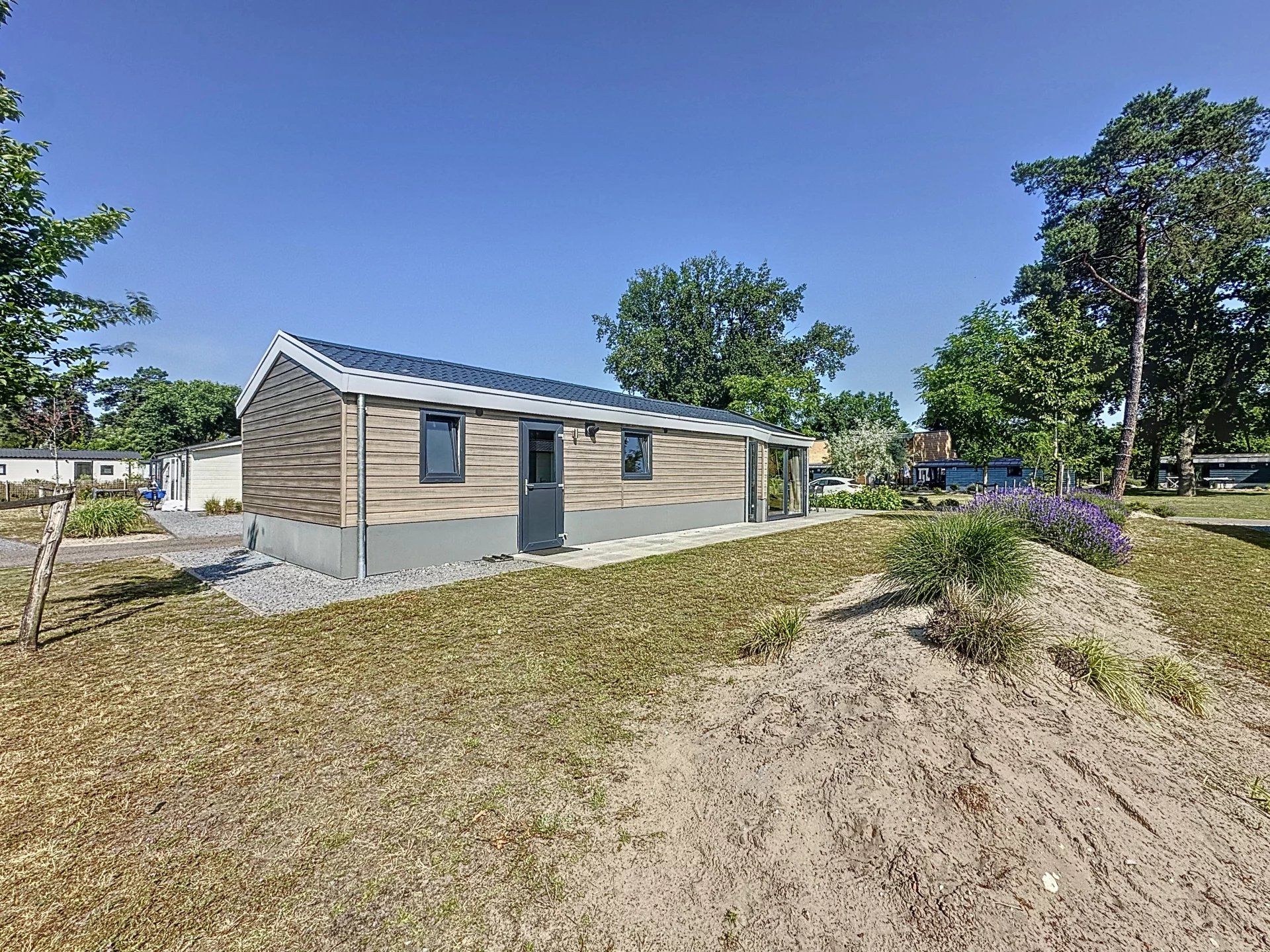Volledig uitgeruste chalet voor 4 personen op recreatiepark Europarcs met zicht op het water foto 2
