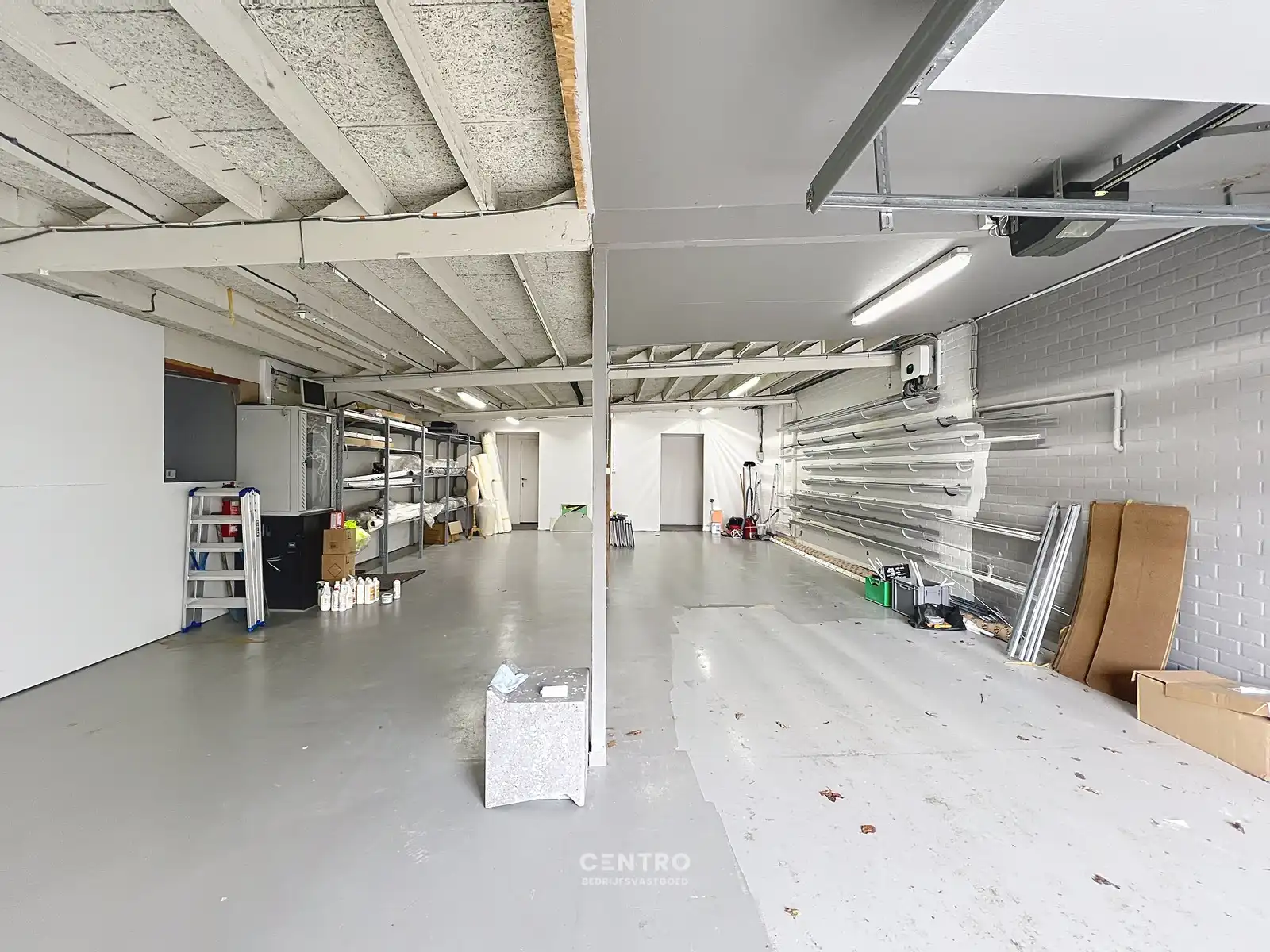 Magazijnen met kantoorgedeelte, garages én RUIM verhard buitenterrein, rustig gelegen in centrum Hooglede! foto 19
