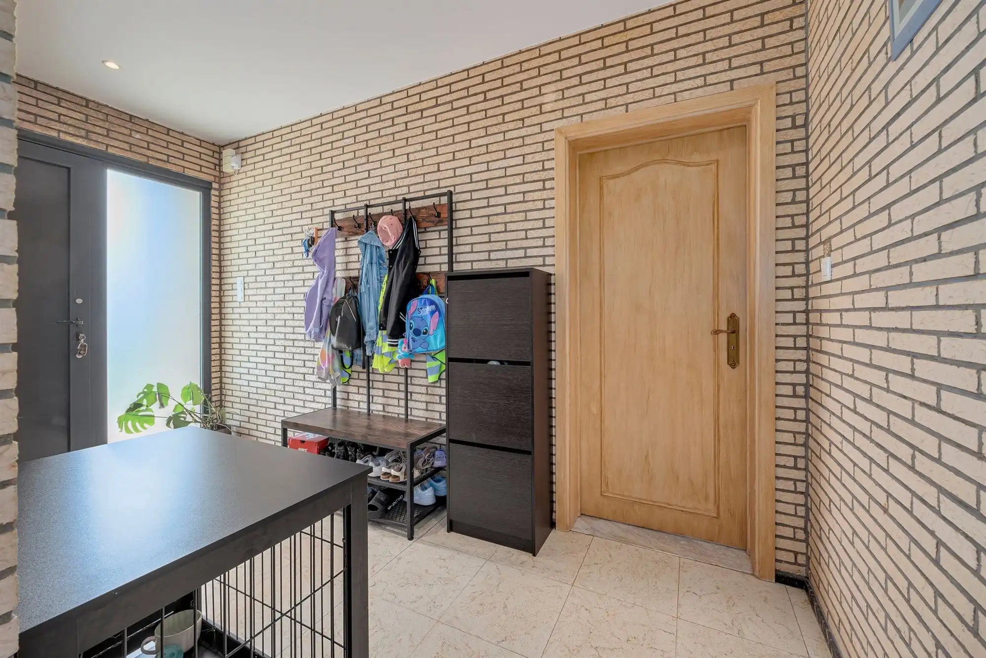 Instapklare villa met 3 slaapkamers, ruime tuin en voldoende parking op gunstige locatie! foto 2