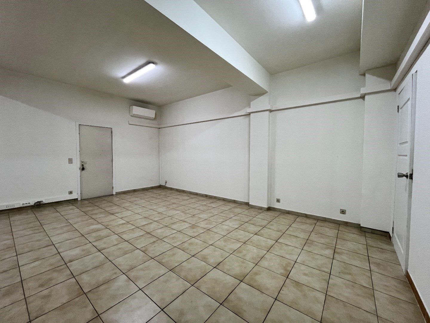 Handelsruimte met inpandige garage op toplocatie foto 12