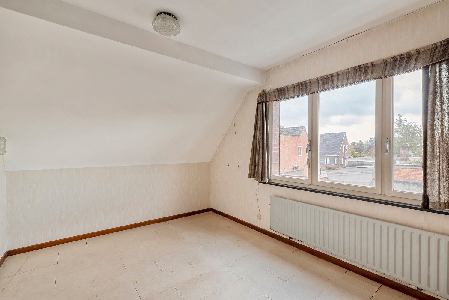 Halfopen bebouwing met garage in doodlopende straat foto 18