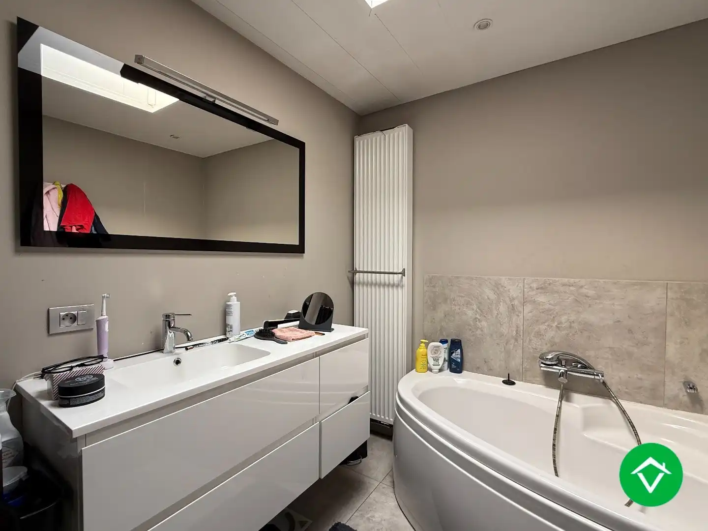 Instapklare woning met drie slaapkamers, tuin met uitweg, zolderkamer te Roeselare foto 10