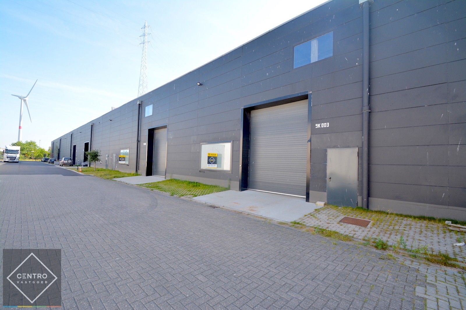 Instapklaar MAGAZIJN (805m²) voorzien van hoge, elektrische sectionaalpoort en vrije hoogte van 6,5m op industriezone "Herdersbrug" te Brugge. foto 2