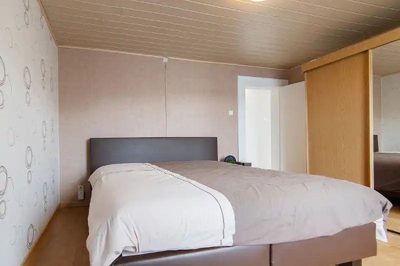 Knap afgewerkte, energiezuinige en ruime woning met vier slaapkamers, guesthouse/praktijkruimte op een centrale (maar toch bosrijke!) locatie te As foto 22