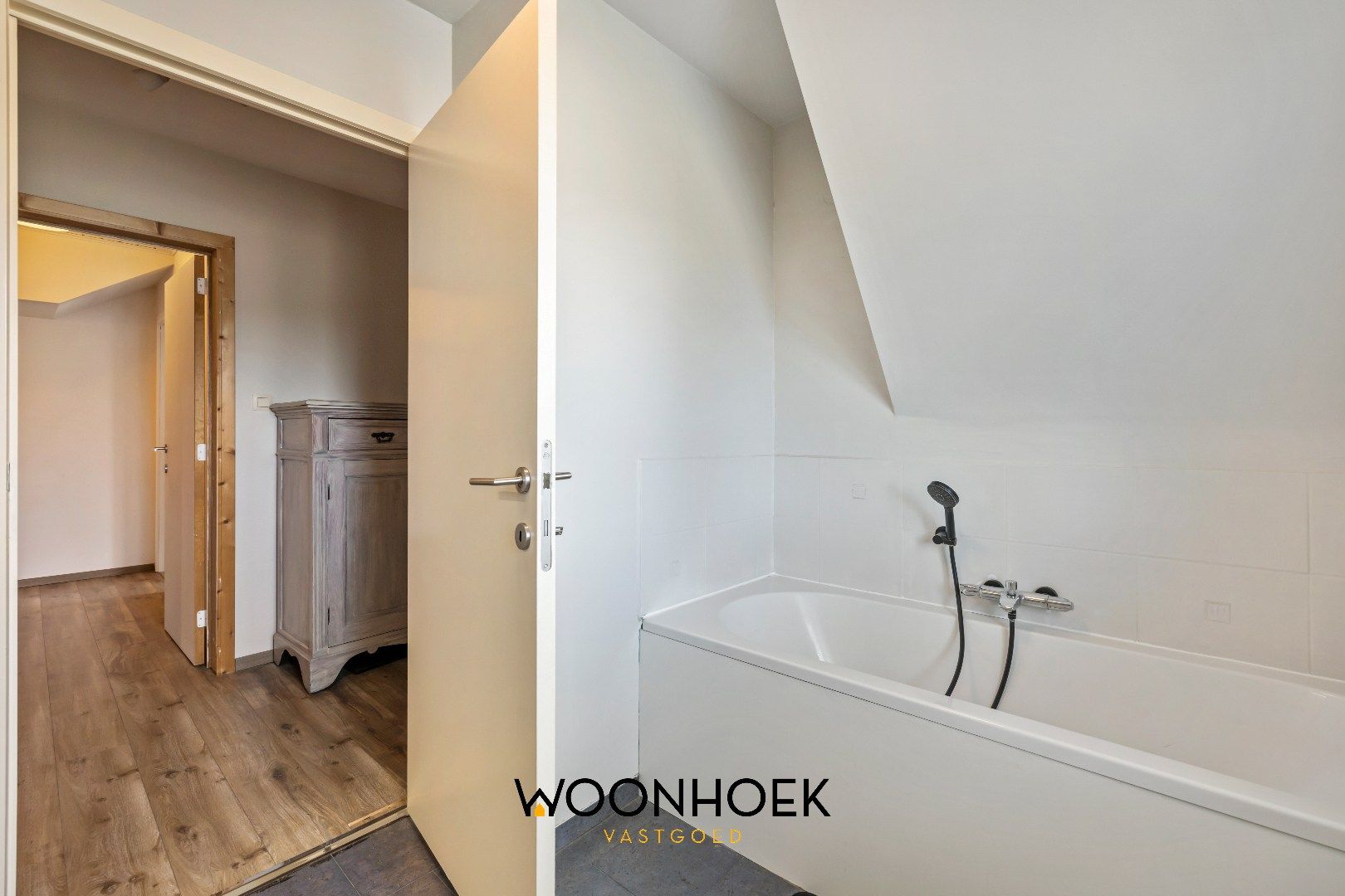 Ruime 4 slaapkamer woning met fraai aangelegde tuin te Lokeren!  foto 10