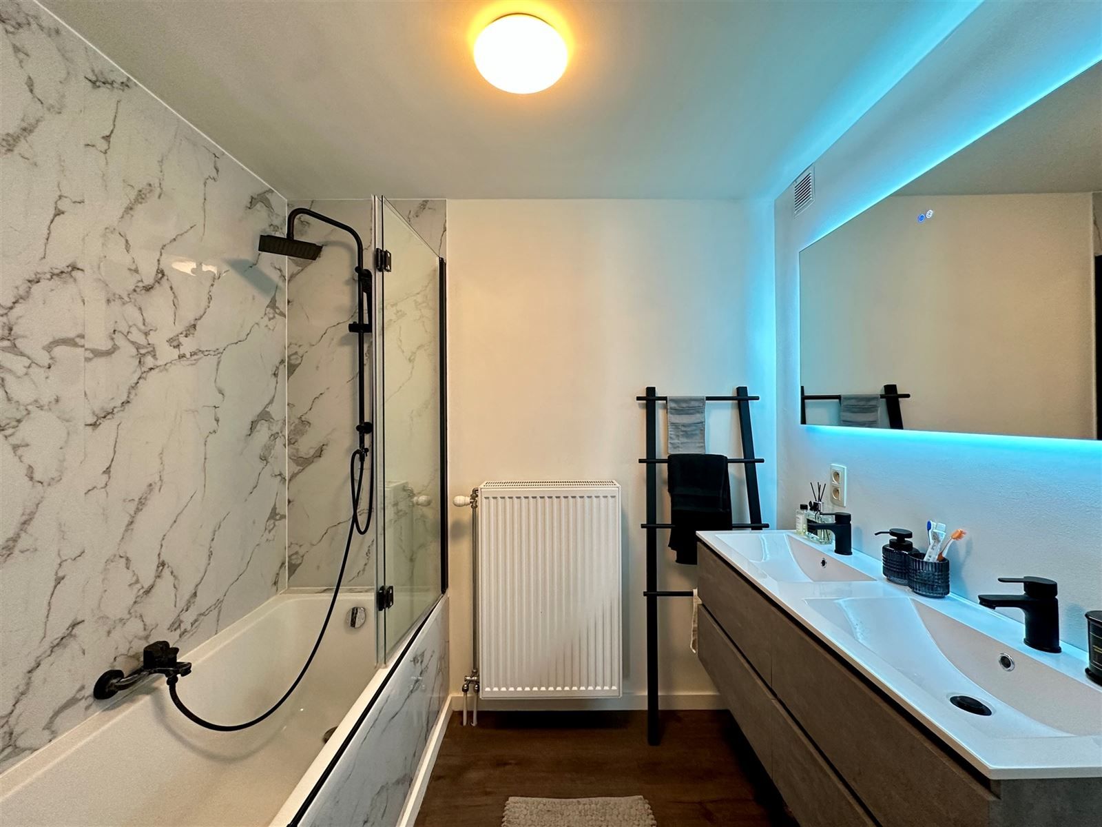 Lichtrijk en volledig gerenoveerd appartement te Oudenhove! foto 7