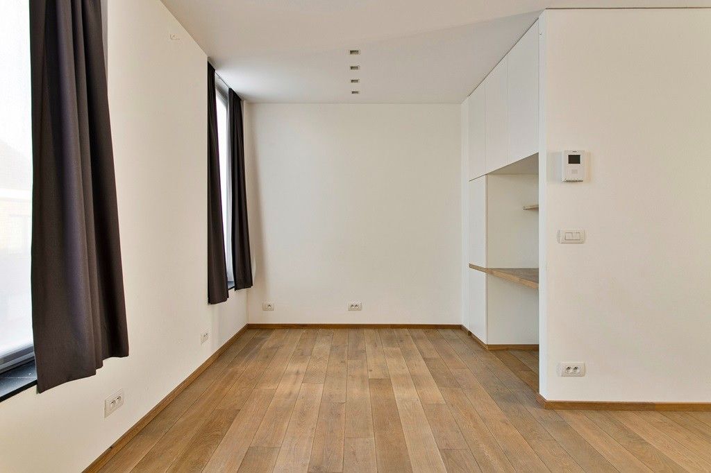 POPERINGE: Unieke woning met een perfecte balans tussen privéleven en professionele ambities - volledig gerenoveerd en instapklaar - met terrasje en dubbele garage op 111m² grondopp. foto 7
