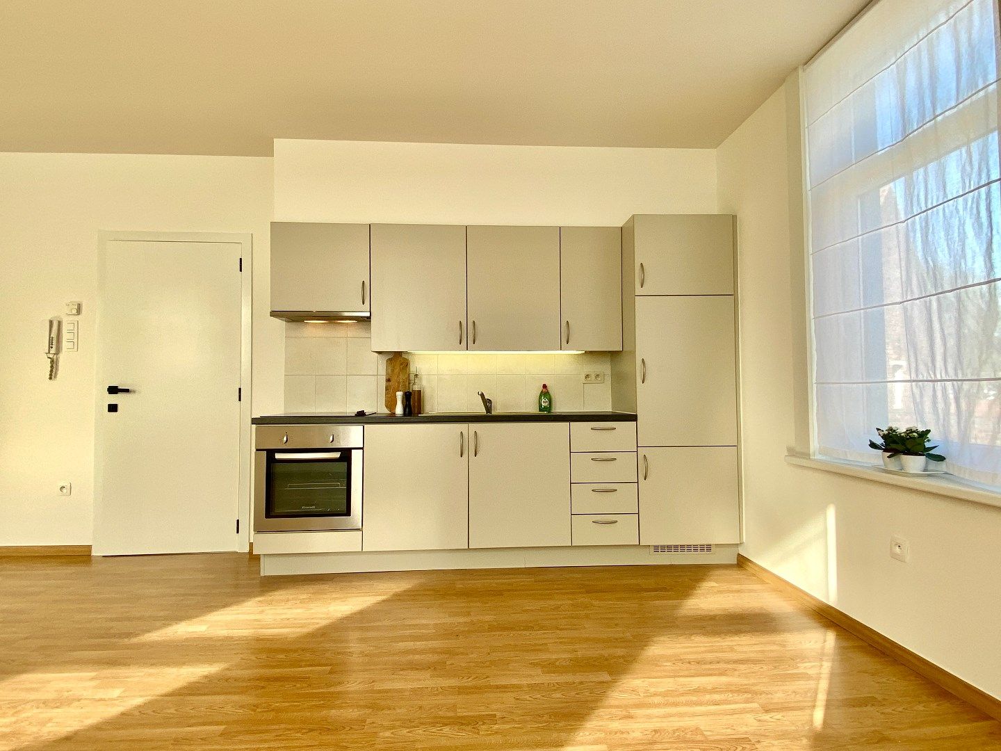 Ruim 1-slaapkamerappartement met veel lichtinval in het centrum van Kuurne foto 3