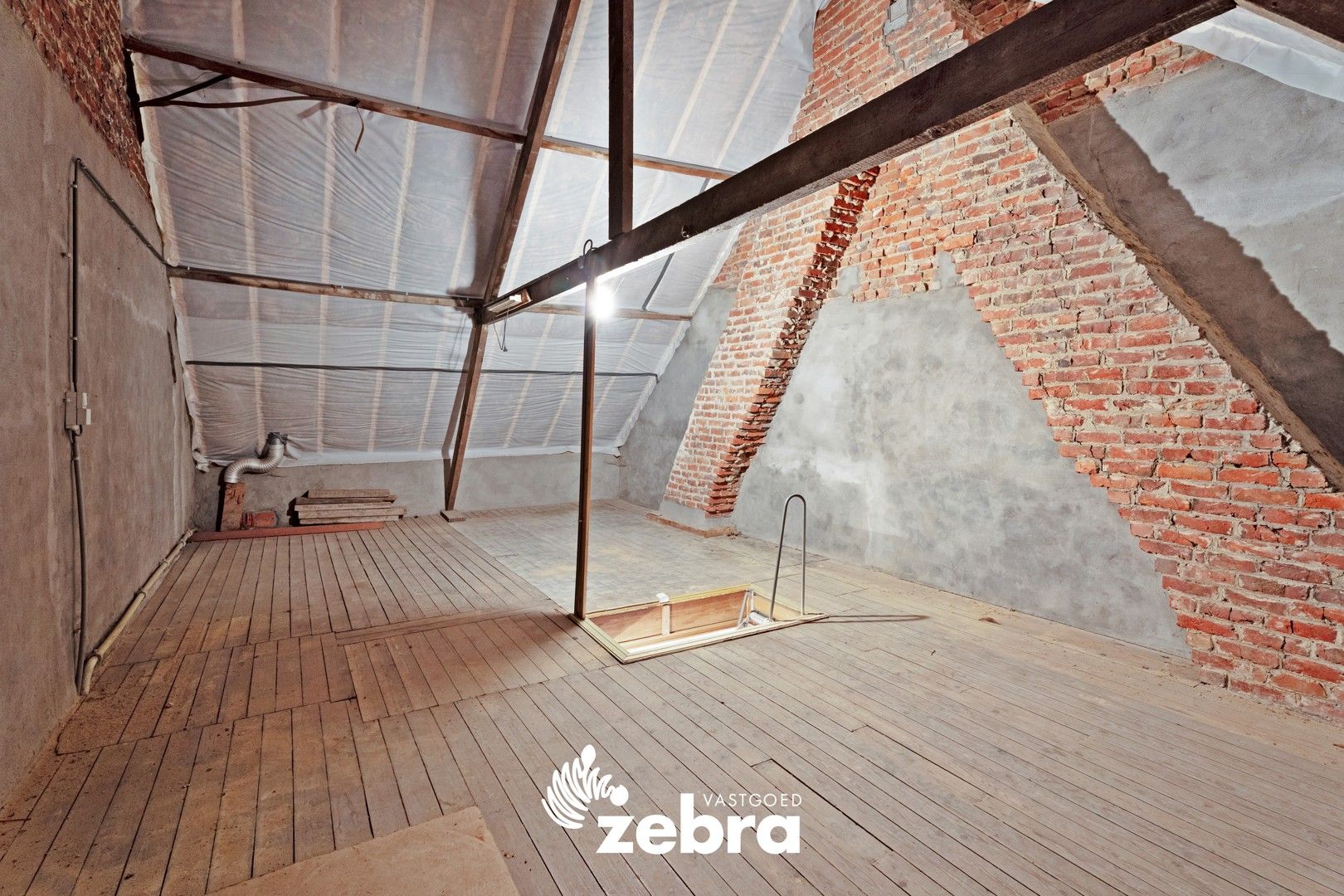 Licht op te frissen woning op een ruim perceel te centrum Roeselare! foto 15