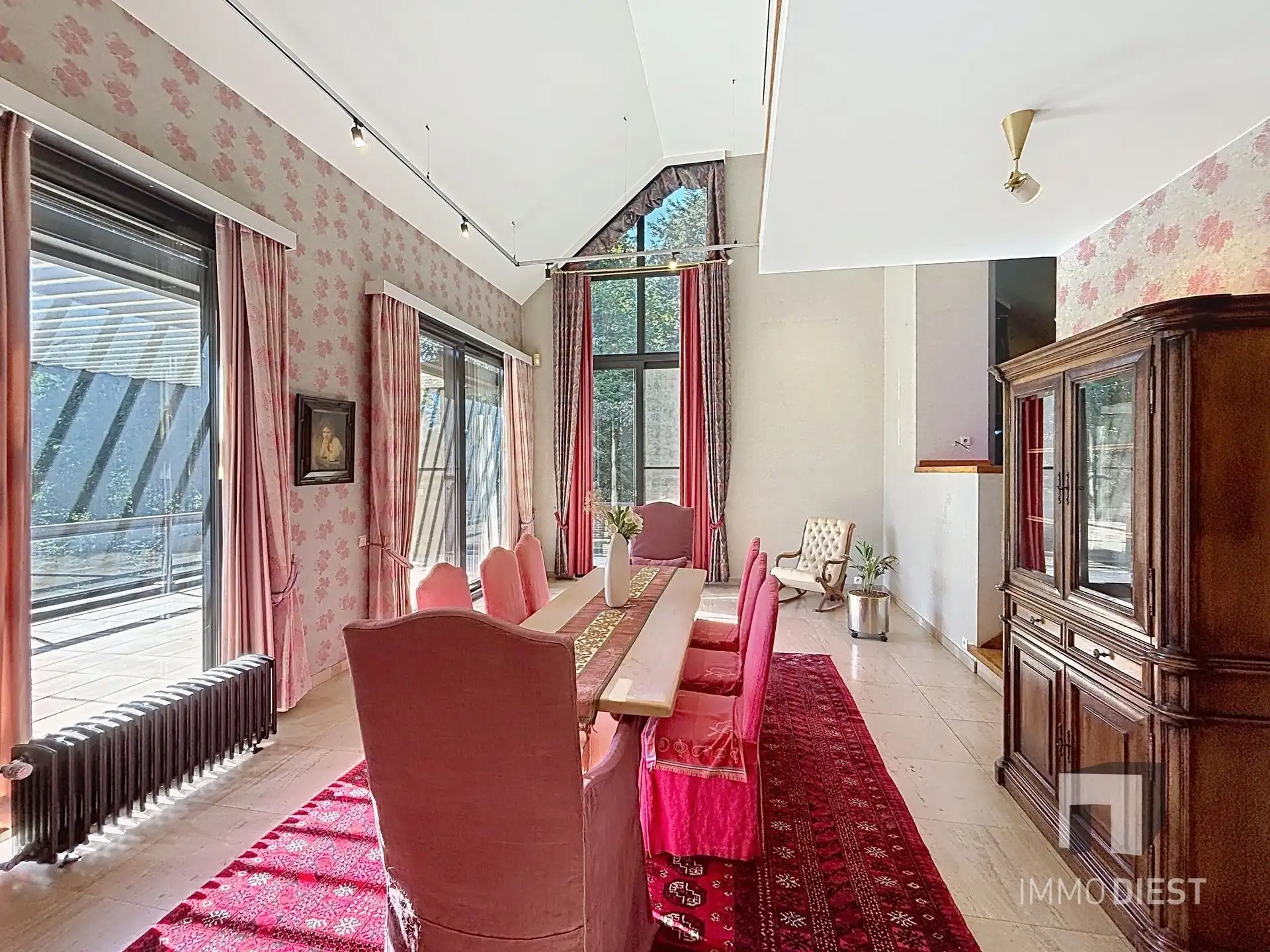 Prachtig gelegen villa met uniek ontwerp op 57a 74ca én achterliggende vijvers op 75a 54ca. foto 6