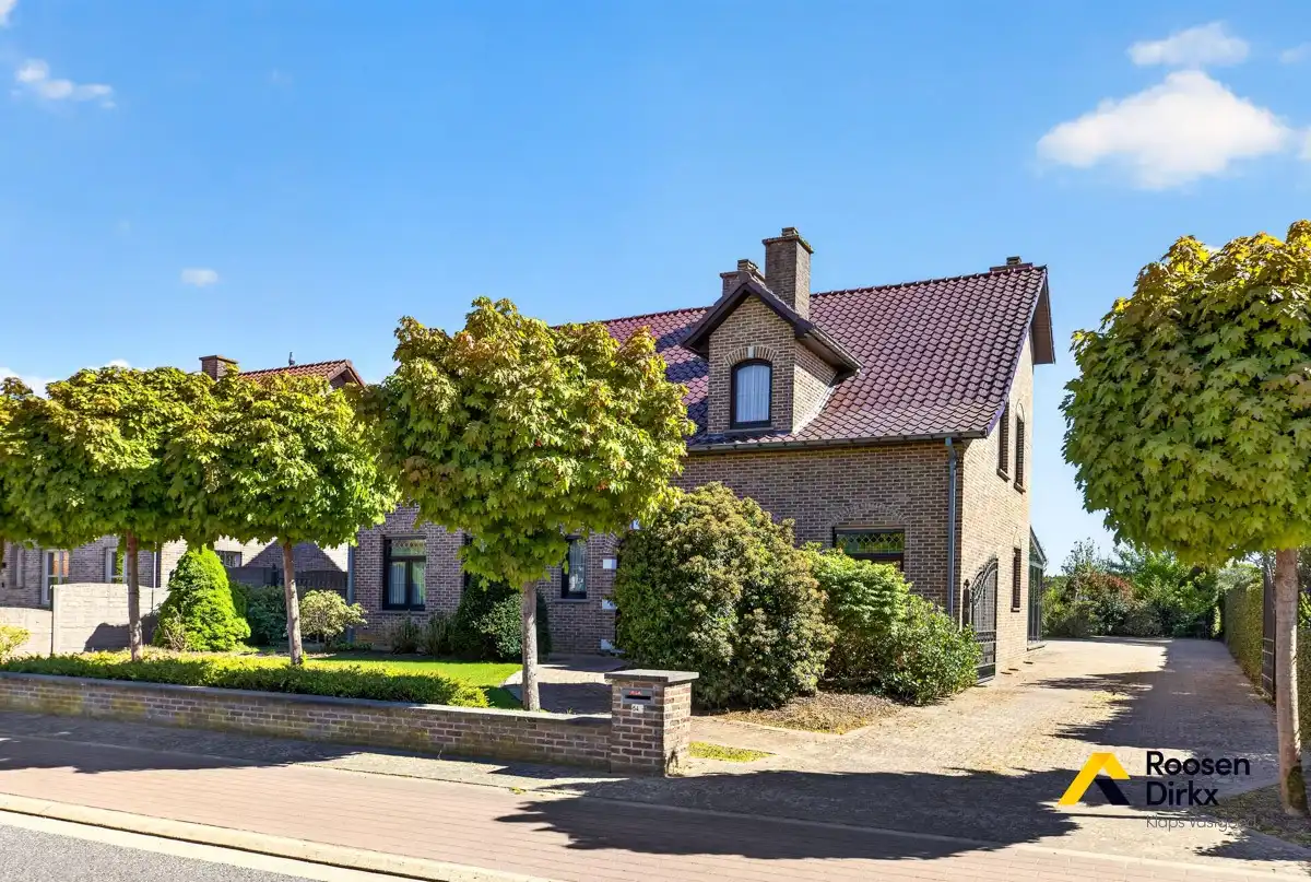 Vrijstaande en degelijke gezinswoning met 300m² bewoonbare oppervlakte en mogelijk 5 slaapkamers op perceel van 974m² foto 4